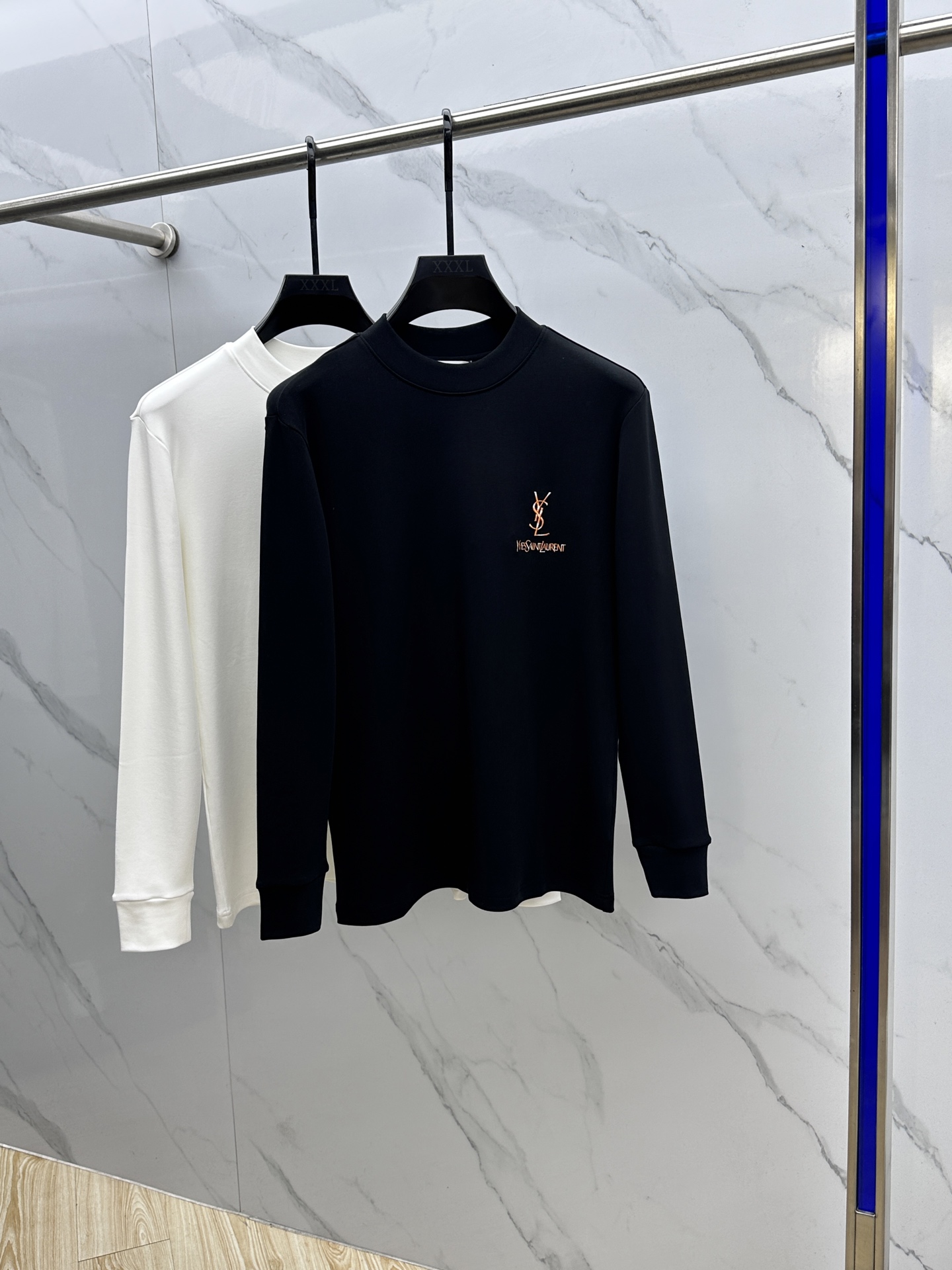 NO:572295,YSL Saint Laurent 25FW new three-dimensional embroidered men's shirt for autumn and winter # focuses on the fabric. The fine grid texture clearly visible on the surface is enough to highlight its high-end texture. It is wear-resistant and wrinkle-resistant and has good drape. It supports the entire pattern perfectly!  Breathability and convenience are of course not to mention, and it also has a certain degree of wrinkle resistance and stain resistance, which greatly reduces the convenience of daily care and storage. The soft, gentle but crisp gold fabric, and after the combination of the texture of the fabric itself, will slightly appear different under different lights.  The same color and texture allow you to be versatile and easily adapt to various occasions. The whole piece is simple and clean, the fit is neat and crisp, and the wearing effect is excellent. The delicate touch warmly cares for you in autumn and winter, and it is warm and wind-resistant. Whether it is worn alone or layered, it is a very versatile and practical style!  dh's classic straight fit has a good effect on the upper body, and is classic and versatile. It is embellished with classic embroidery details on the chest. I believe that you who have taste will be familiar with it!  Every detail is made with exquisite care and is a test of craftsmanship. Whether it is fabric cutting or craftsmanship, it fully embodies the brand's century-old history and skilled garment production technology. It is perfect in every aspect, with no flaws. The style is fashionable and versatile, and it can be used between leisure and business with ease. It is a must-have for quality control people.  Size S-XXL,,saint laurent,saint laurent,gold,alexander wang19860909YSL 圣罗兰 25FW秋冬新款 立体刺绣男士衫#把重心都放在了面料上,表面清晰可见的细格肌理,足以凸显出它的高级质感,耐磨抗皱垂感佳,将整件版型承托的极其完美！透气性跟便捷性自然不在话下,还具有一定的抗皱性与耐脏度,大大减少了日常中的打理与保存便捷性.柔软温和却挺括的黄金面料,并且经过面料本身的纹理组合之后,在不同光线下会轻微显现出不一样的色泽跟质感,让你百变多样轻松应对各种场合.整件都简洁干净,版型服帖挺括,穿着效果极佳.细腻触感温暖呵护秋冬季节的您,保暖抗风,不管是单穿还是内搭都是非常百搭又实穿的款式！dh 经典的直筒版型上身效果好,同时经典百搭,胸前经典刺绣细节点缀,相信有品味的你们一定不会陌生！每一处细节都做的非常的精湛考究,极其考验工艺技巧,无论是从面料裁剪还是工艺制作都完全体现了品牌百年的深厚历史以及娴熟的成衣制作工艺,不管是从哪一个方面看都完美到极致,毫无缺点,风格时尚百搭,休闲商务之间游刃有余,品控族必入的类型,可遇而不可求！ 尺码S-XXL,,saint laurent,saint laurent,gold,alexander wang,Men's clothing