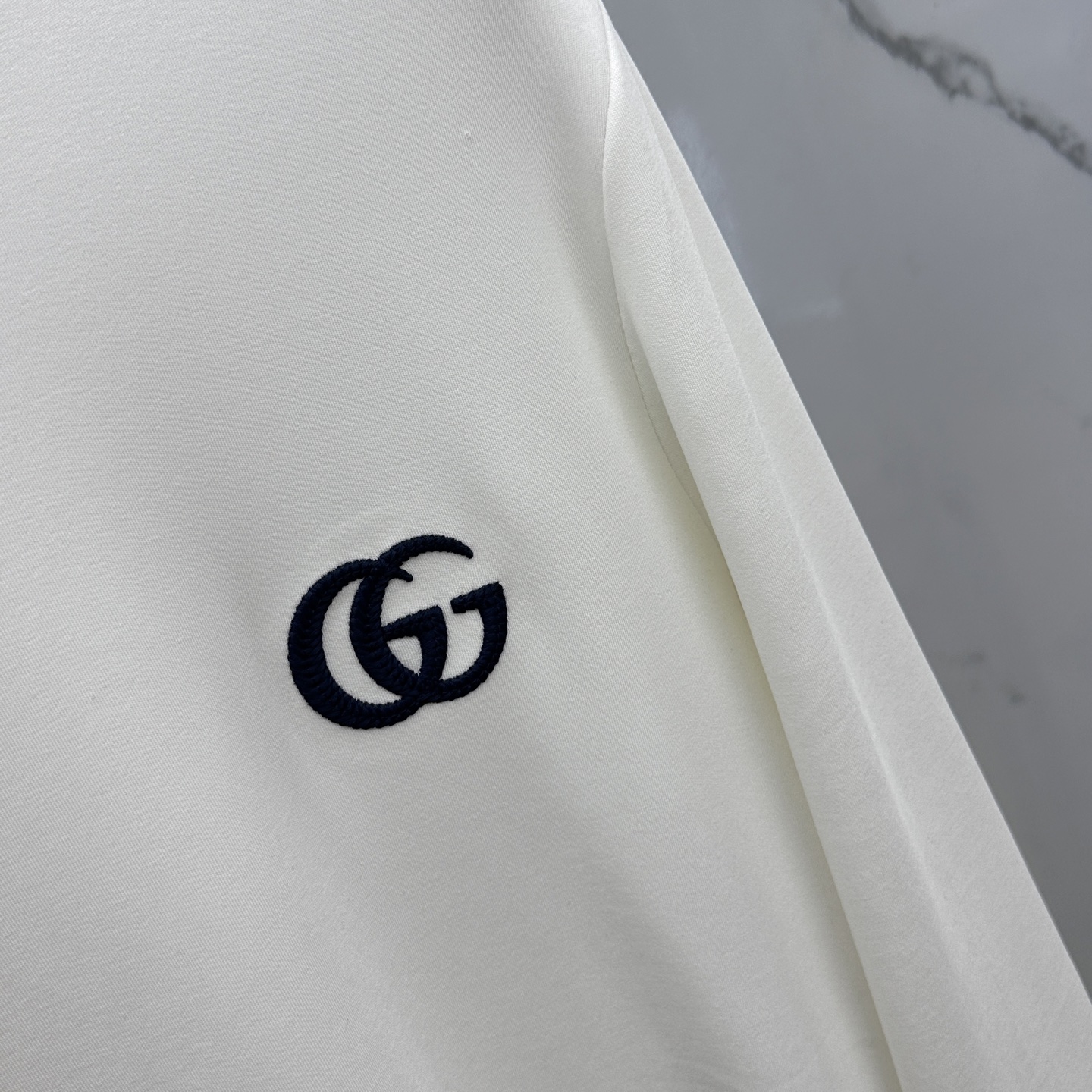 🆕GUCCI古驰 25FW秋冬新款 立体刺绣男士衫#把重心都放在了面料上，表面清晰可见的细格肌理，足以凸