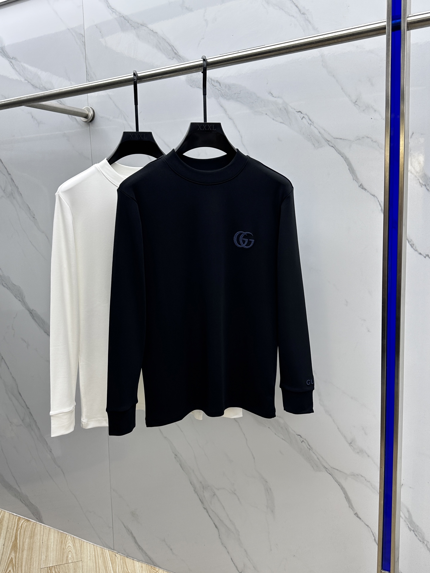 NO:572298,GUCCI Gucci's 25FW new autumn and winter three-dimensional embroidered men's shirt# puts the focus on the fabric. The fine grid texture clearly visible on the surface is enough to highlight its high-end texture. It is wear-resistant and wrinkle-resistant and has good drape. It supports the entire pattern perfectly!  Breathability and convenience are of course not to mention, and it also has a certain degree of wrinkle resistance and stain resistance, which greatly reduces the convenience of daily care and storage. The soft, gentle but crisp gold fabric, and after the combination of the texture of the fabric itself, will slightly appear different under different lights.  The same color and texture allow you to be versatile and easily adapt to various occasions. The whole piece is simple and clean, the fit is neat and crisp, and the wearing effect is excellent. The delicate touch warmly cares for you in autumn and winter, and it is warm and wind-resistant. Whether it is worn alone or layered, it is a very versatile and practical style!  dh's classic straight fit has a good effect on the upper body, and is classic and versatile. It is embellished with classic embroidery details on the chest. I believe that you who have taste will be familiar with it!  Every detail is made with exquisite care and is a test of craftsmanship. Whether it is fabric cutting or craftsmanship, it fully embodies the brand's century-old history and skilled garment production technology. It is perfect in every aspect, with no flaws. The style is fashionable and versatile, and it can be used between leisure and business with ease. It is a must-have for quality control people.  Size S-XXL,,gucci,gucci,gold,alexander wang19860909GUCCI古驰 25FW秋冬新款 立体刺绣男士衫#把重心都放在了面料上,表面清晰可见的细格肌理,足以凸显出它的高级质感,耐磨抗皱垂感佳,将整件版型承托的极其完美！透气性跟便捷性自然不在话下,还具有一定的抗皱性与耐脏度,大大减少了日常中的打理与保存便捷性.柔软温和却挺括的黄金面料,并且经过面料本身的纹理组合之后,在不同光线下会轻微显现出不一样的色泽跟质感,让你百变多样轻松应对各种场合.整件都简洁干净,版型服帖挺括,穿着效果极佳.细腻触感温暖呵护秋冬季节的您,保暖抗风,不管是单穿还是内搭都是非常百搭又实穿的款式！dh 经典的直筒版型上身效果好,同时经典百搭,胸前经典刺绣细节点缀,相信有品味的你们一定不会陌生！每一处细节都做的非常的精湛考究,极其考验工艺技巧,无论是从面料裁剪还是工艺制作都完全体现了品牌百年的深厚历史以及娴熟的成衣制作工艺,不管是从哪一个方面看都完美到极致,毫无缺点,风格时尚百搭,休闲商务之间游刃有余,品控族必入的类型,可遇而不可求！ 尺码S-XXL,,gucci,gucci,gold,alexander wang,Men's clothing