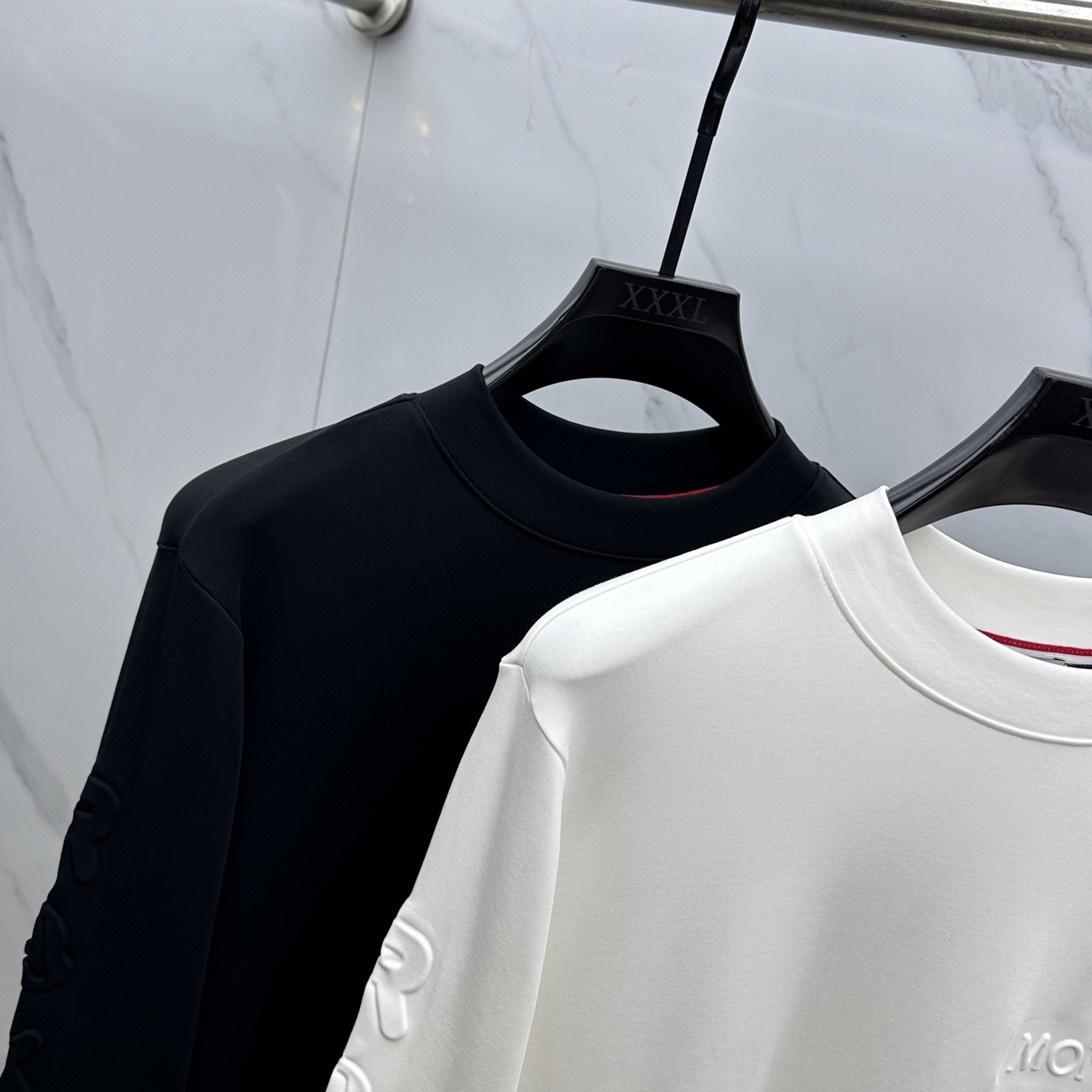 🆕Moncler蒙口 25FW秋冬新款 立体刺绣男士衫#把重心都放在了面料上，表面清晰可见的细格肌理，足