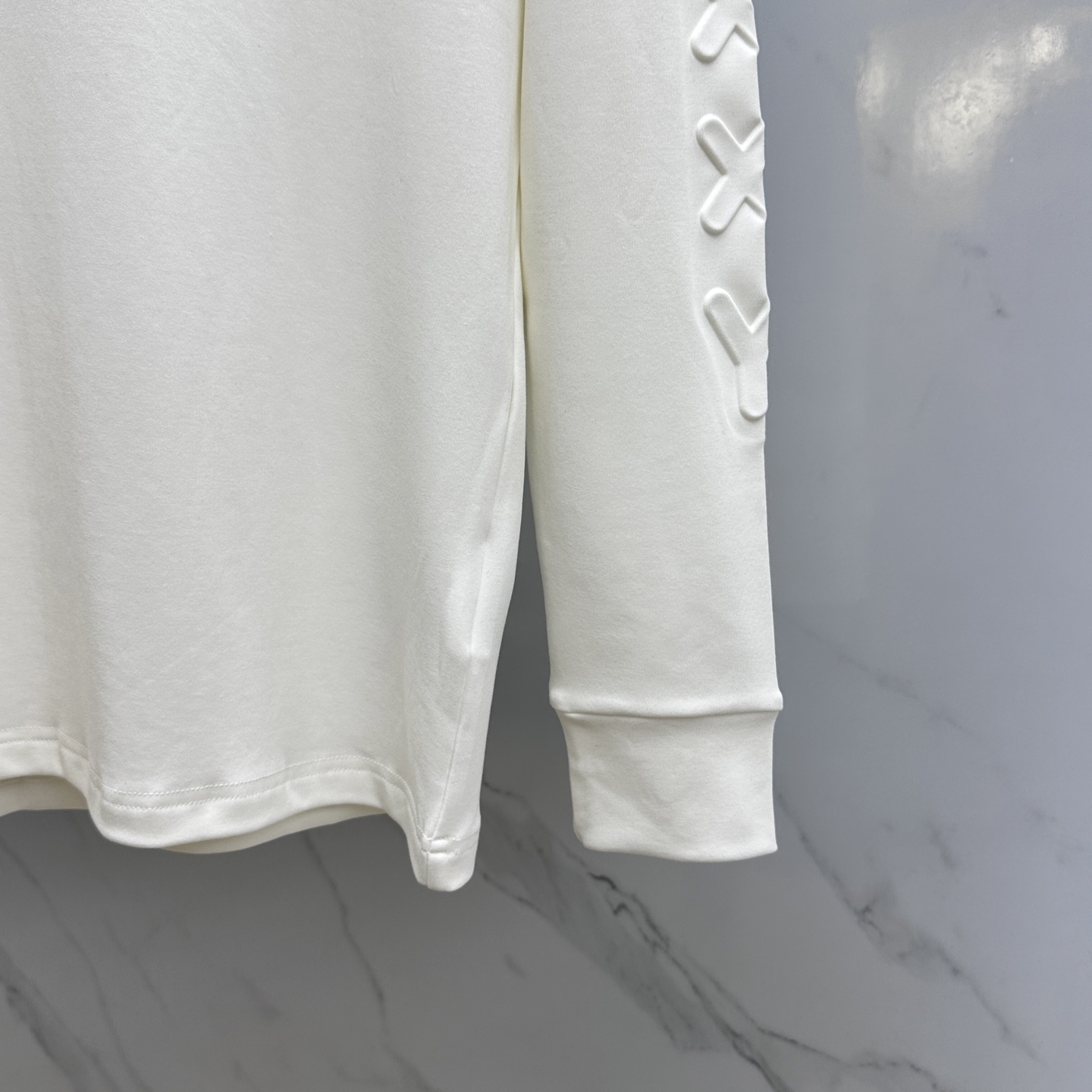 🆕Moncler蒙口 25FW秋冬新款 立体刺绣男士衫#把重心都放在了面料上，表面清晰可见的细格肌理，足