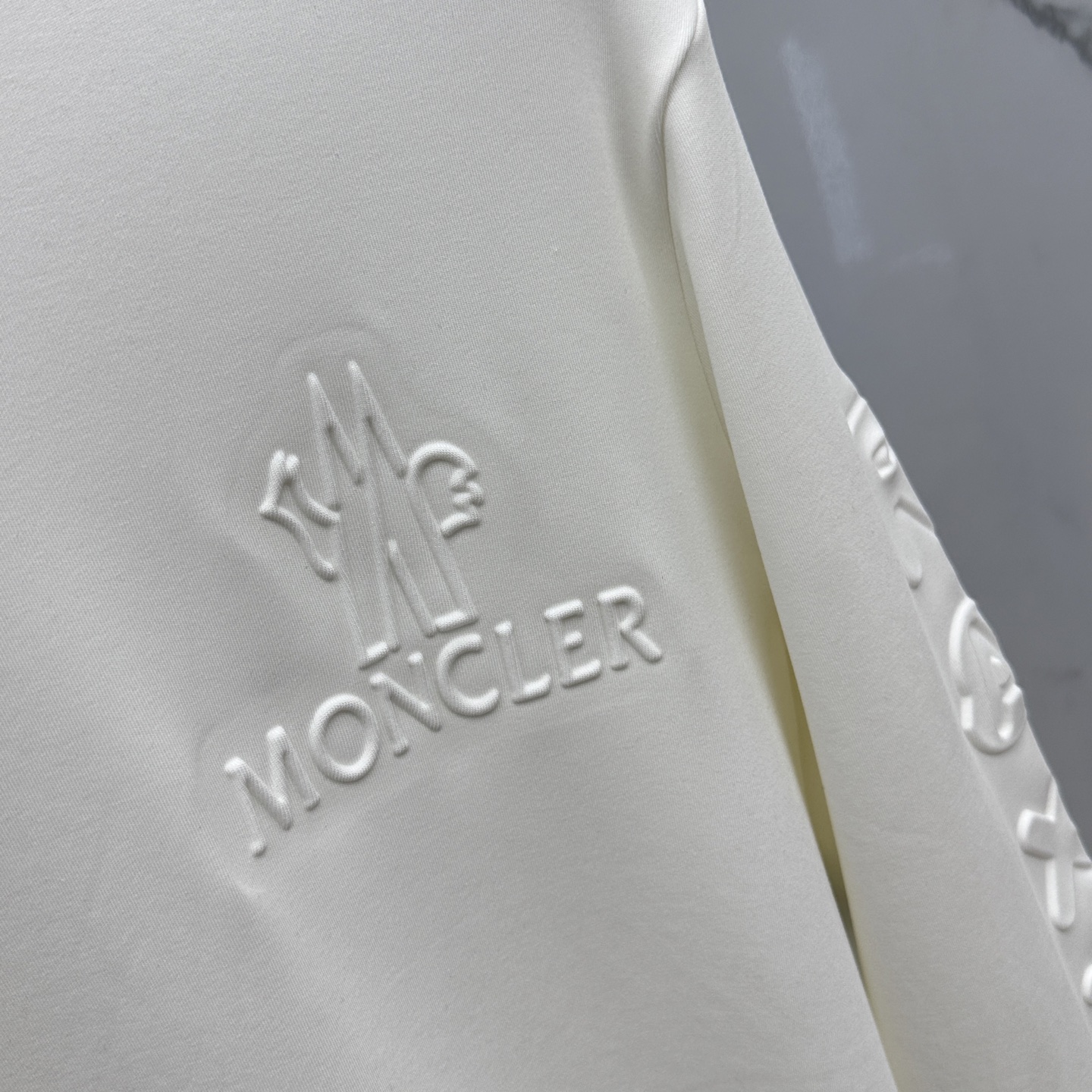 🆕Moncler蒙口 25FW秋冬新款 立体刺绣男士衫#把重心都放在了面料上，表面清晰可见的细格肌理，足