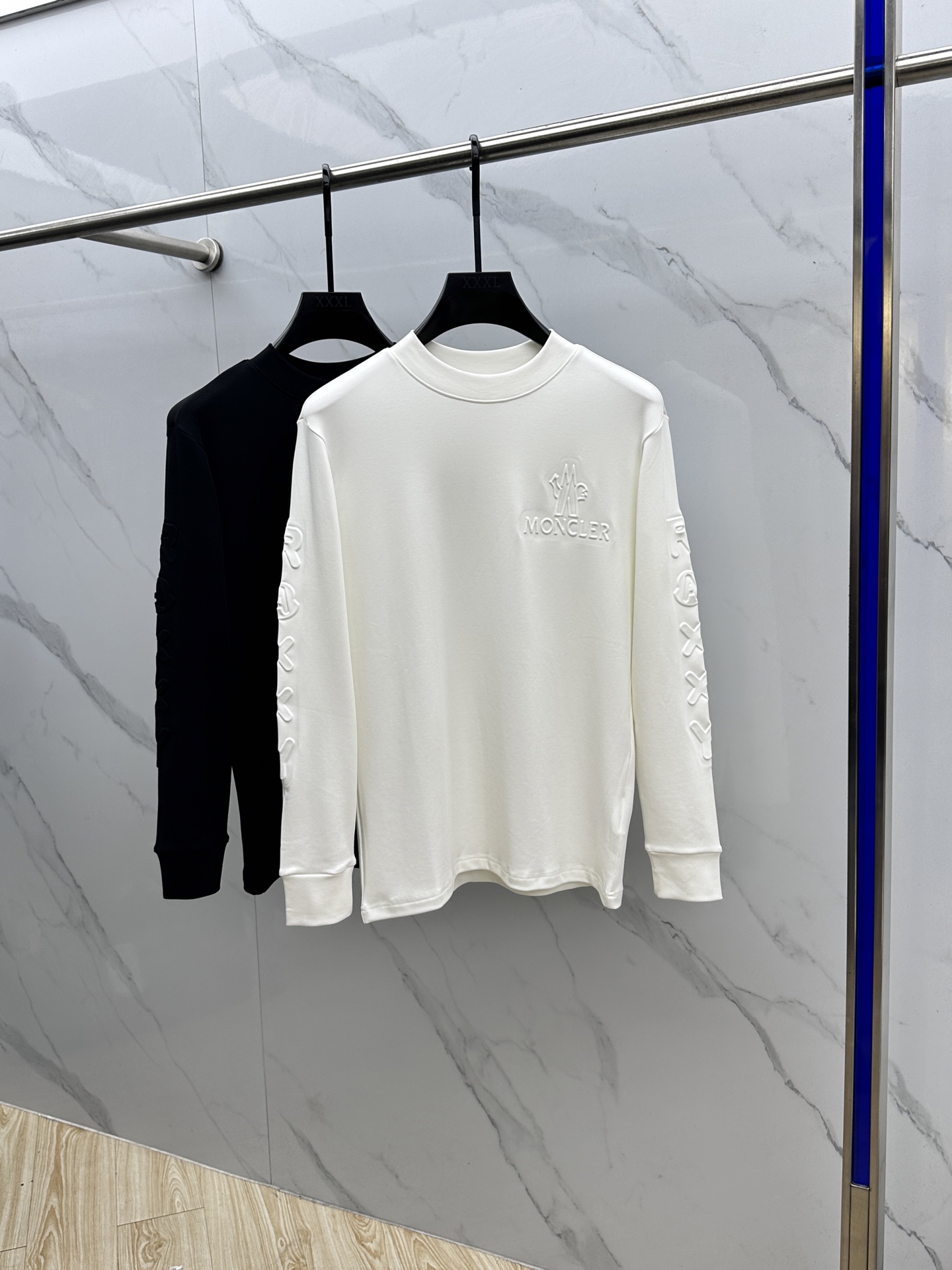 🆕Moncler蒙口 25FW秋冬新款 立体刺绣男士衫#把重心都放在了面料上，表面清晰可见的细格肌理，足