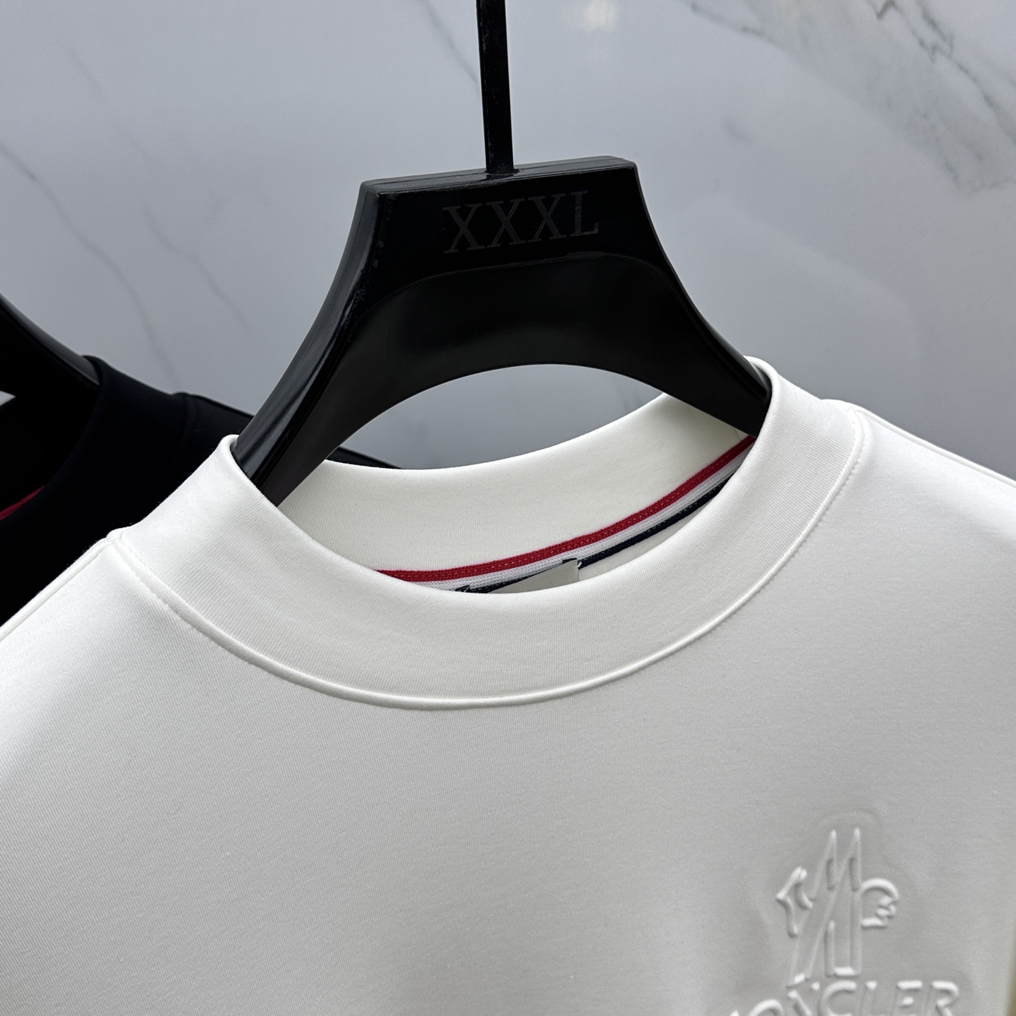 🆕Moncler蒙口 25FW秋冬新款 立体刺绣男士衫#把重心都放在了面料上，表面清晰可见的细格肌理，足