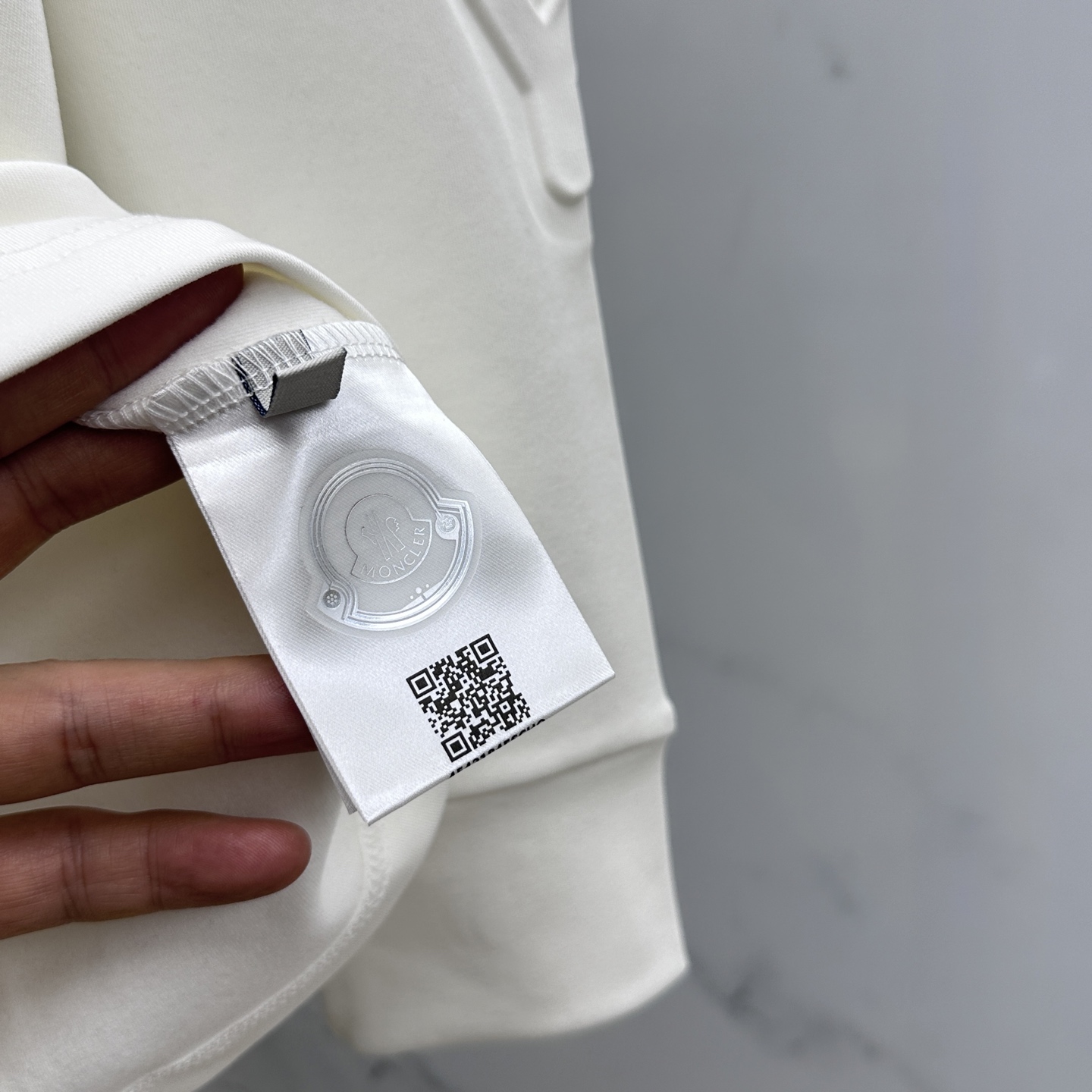 🆕Moncler蒙口 25FW秋冬新款 立体刺绣男士衫#把重心都放在了面料上，表面清晰可见的细格肌理，足