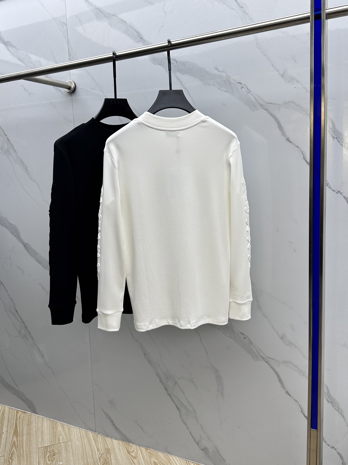 🆕Moncler蒙口 25FW秋冬新款 立体刺绣男士衫#把重心都放在了面料上，表面清晰可见的细格肌理，足