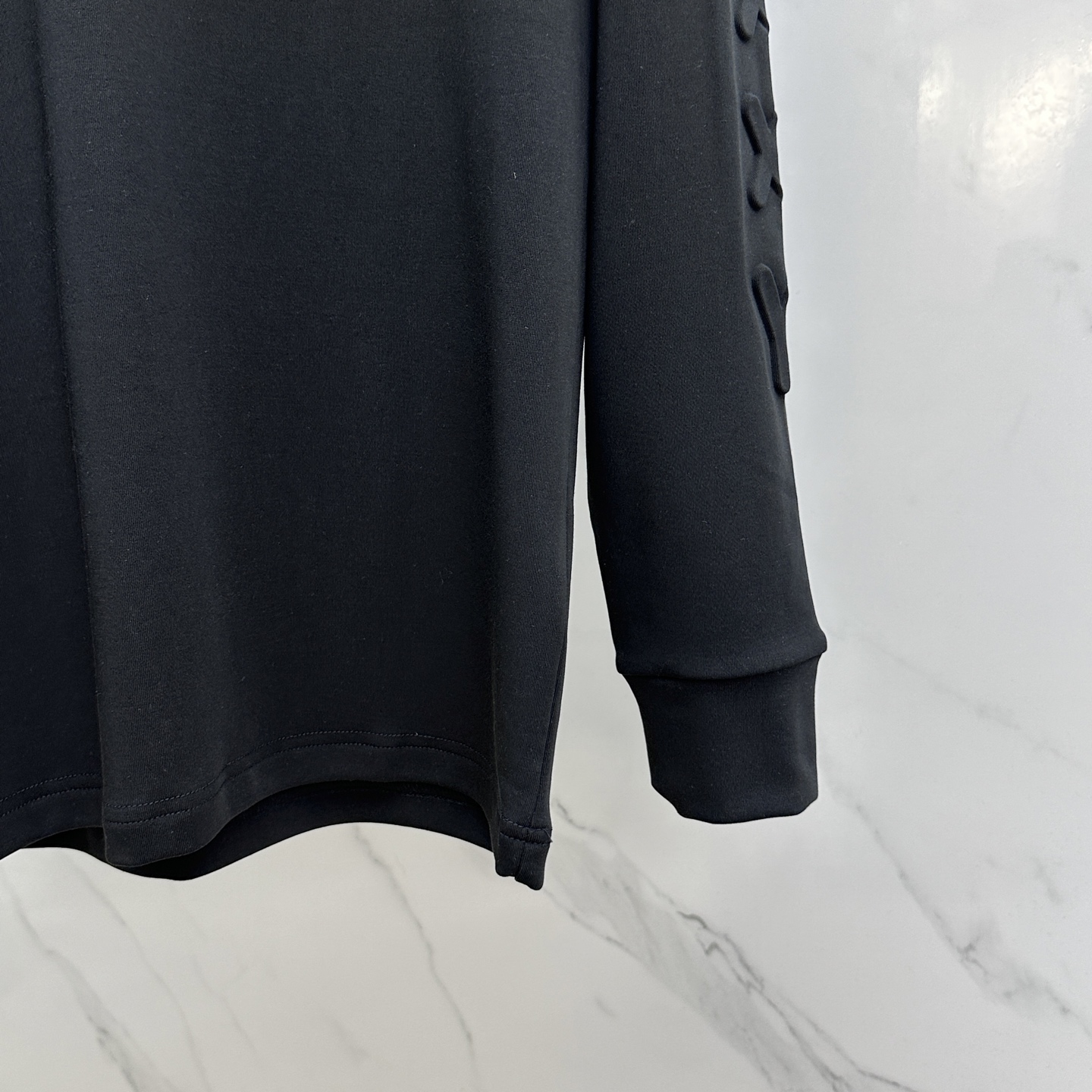 🆕Moncler蒙口 25FW秋冬新款 立体刺绣男士衫#把重心都放在了面料上，表面清晰可见的细格肌理，足