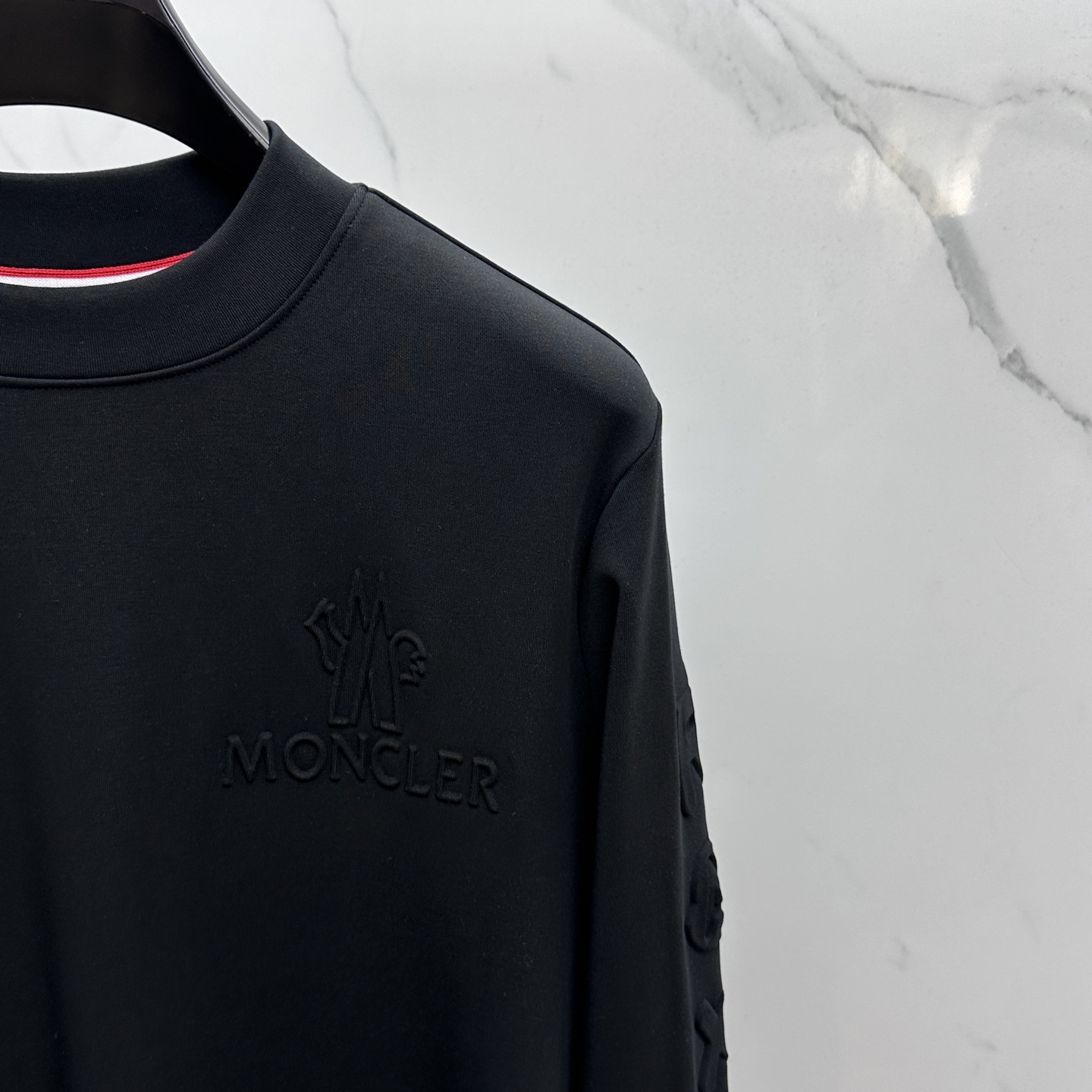 🆕Moncler蒙口 25FW秋冬新款 立体刺绣男士衫#把重心都放在了面料上，表面清晰可见的细格肌理，足