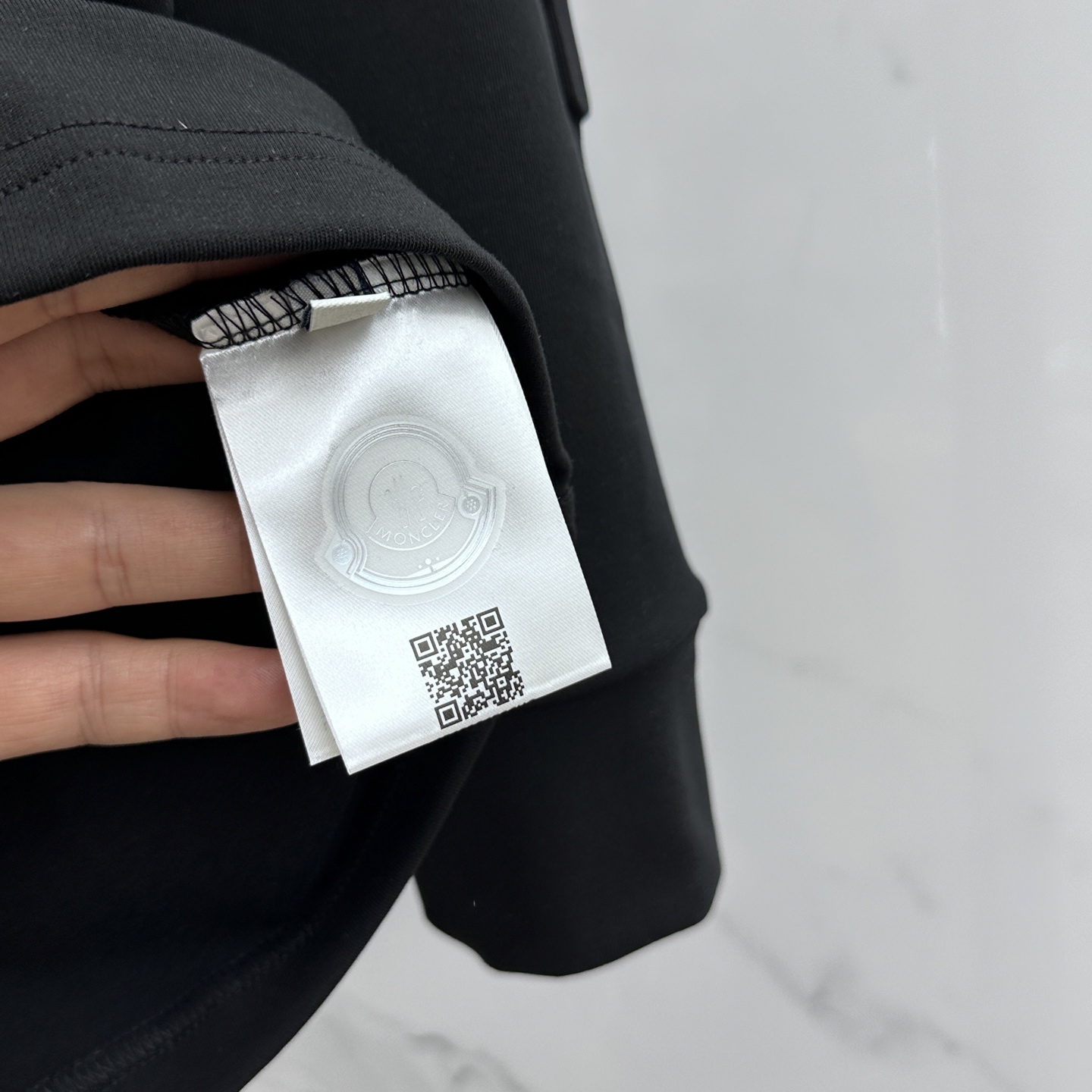 🆕Moncler蒙口 25FW秋冬新款 立体刺绣男士衫#把重心都放在了面料上，表面清晰可见的细格肌理，足