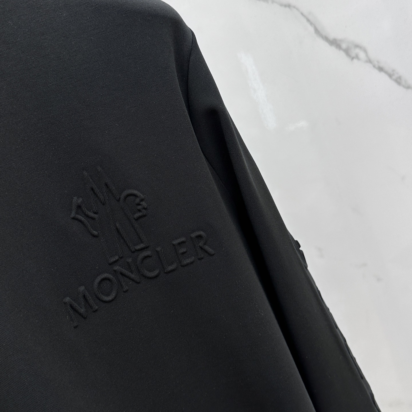 🆕Moncler蒙口 25FW秋冬新款 立体刺绣男士衫#把重心都放在了面料上，表面清晰可见的细格肌理，足