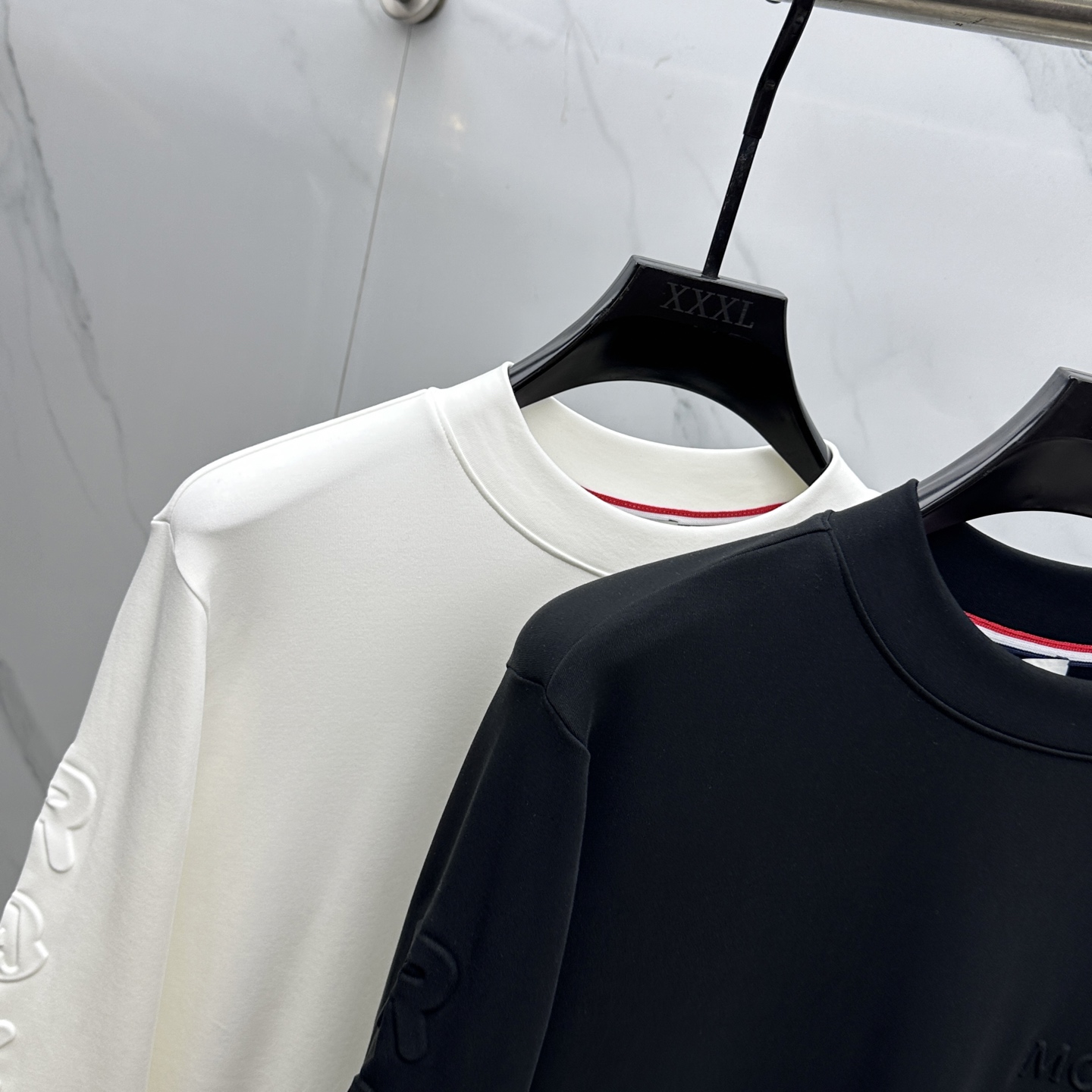 🆕Moncler蒙口 25FW秋冬新款 立体刺绣男士衫#把重心都放在了面料上，表面清晰可见的细格肌理，足