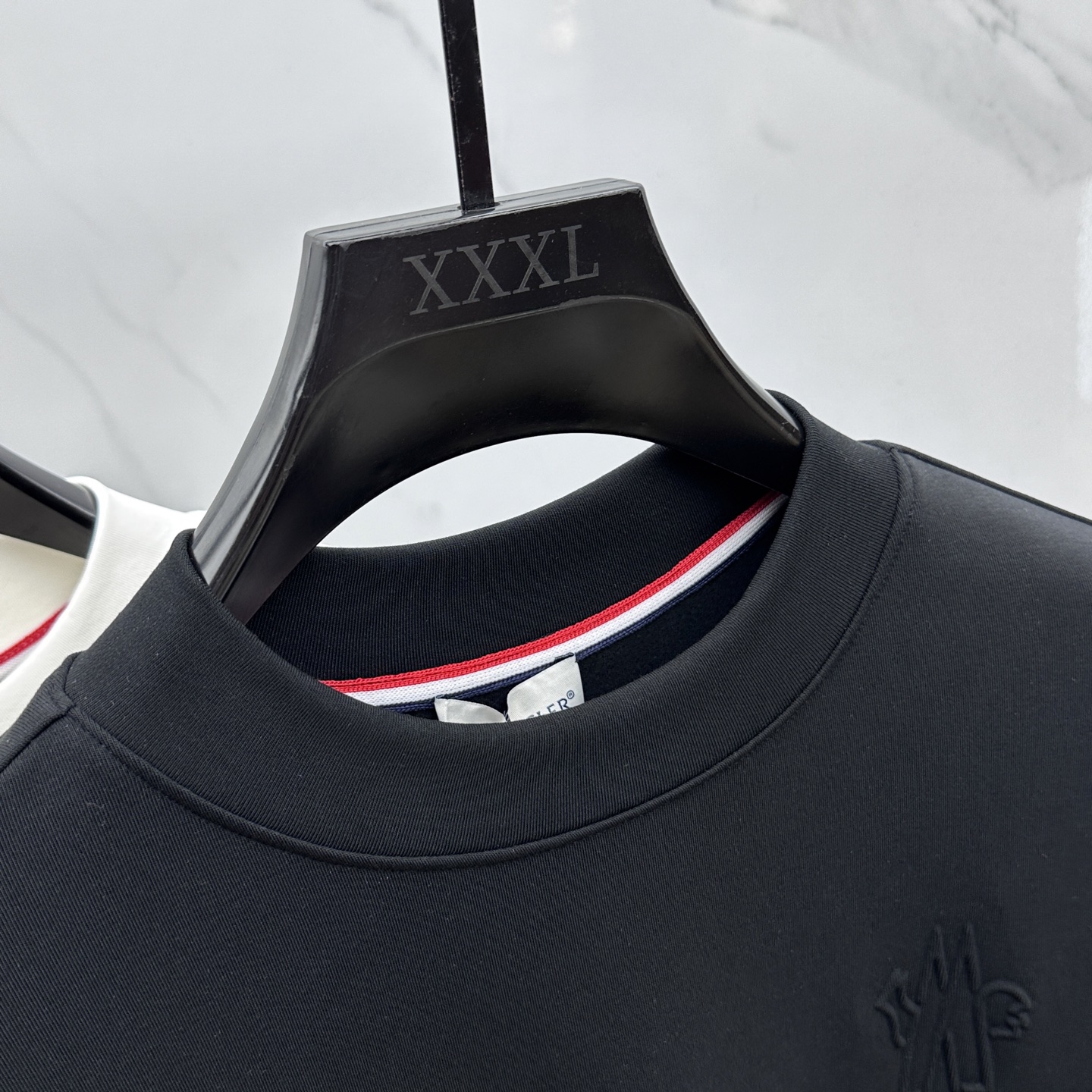 🆕Moncler蒙口 25FW秋冬新款 立体刺绣男士衫#把重心都放在了面料上，表面清晰可见的细格肌理，足