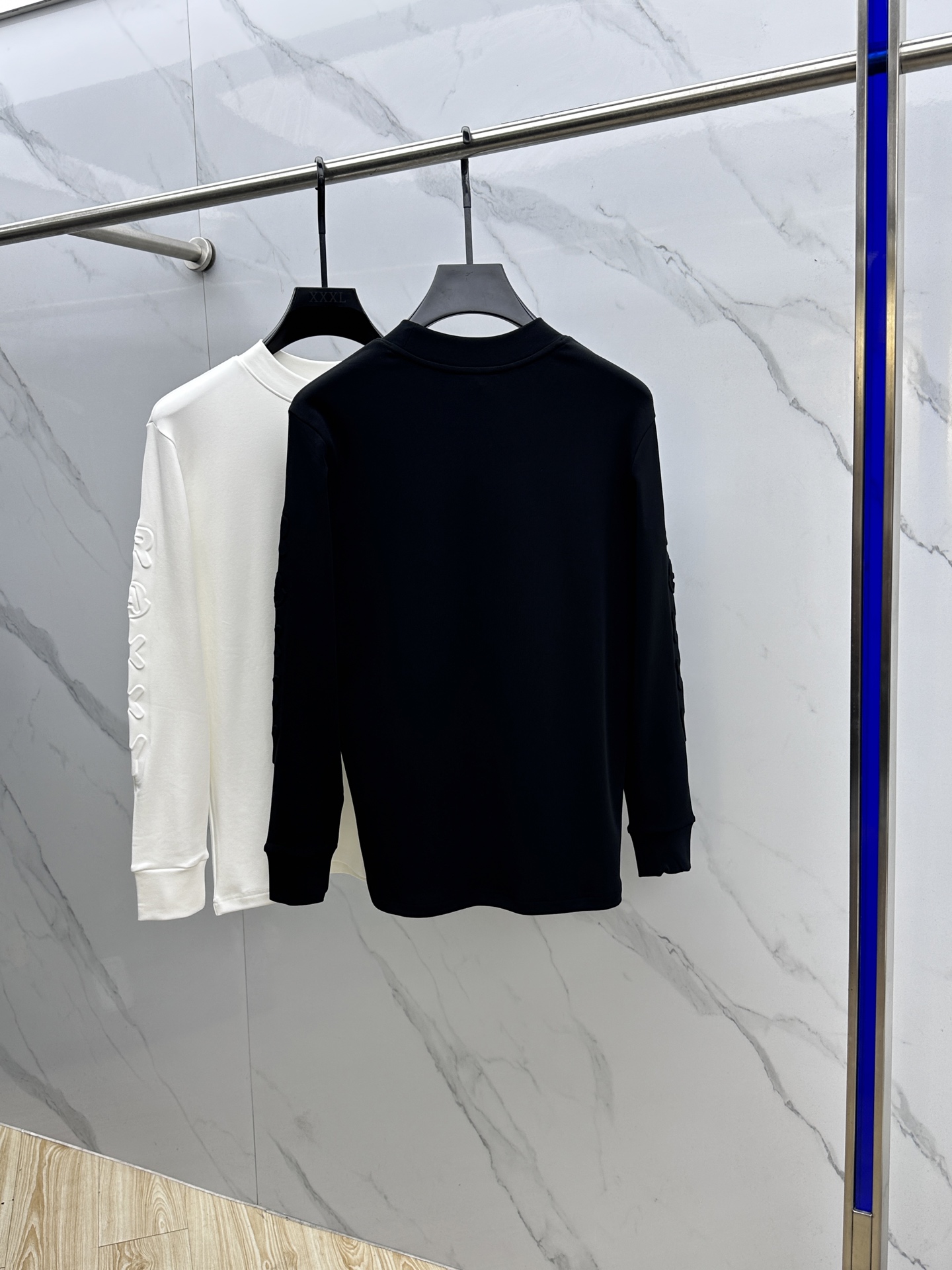 🆕Moncler蒙口 25FW秋冬新款 立体刺绣男士衫#把重心都放在了面料上，表面清晰可见的细格肌理，足