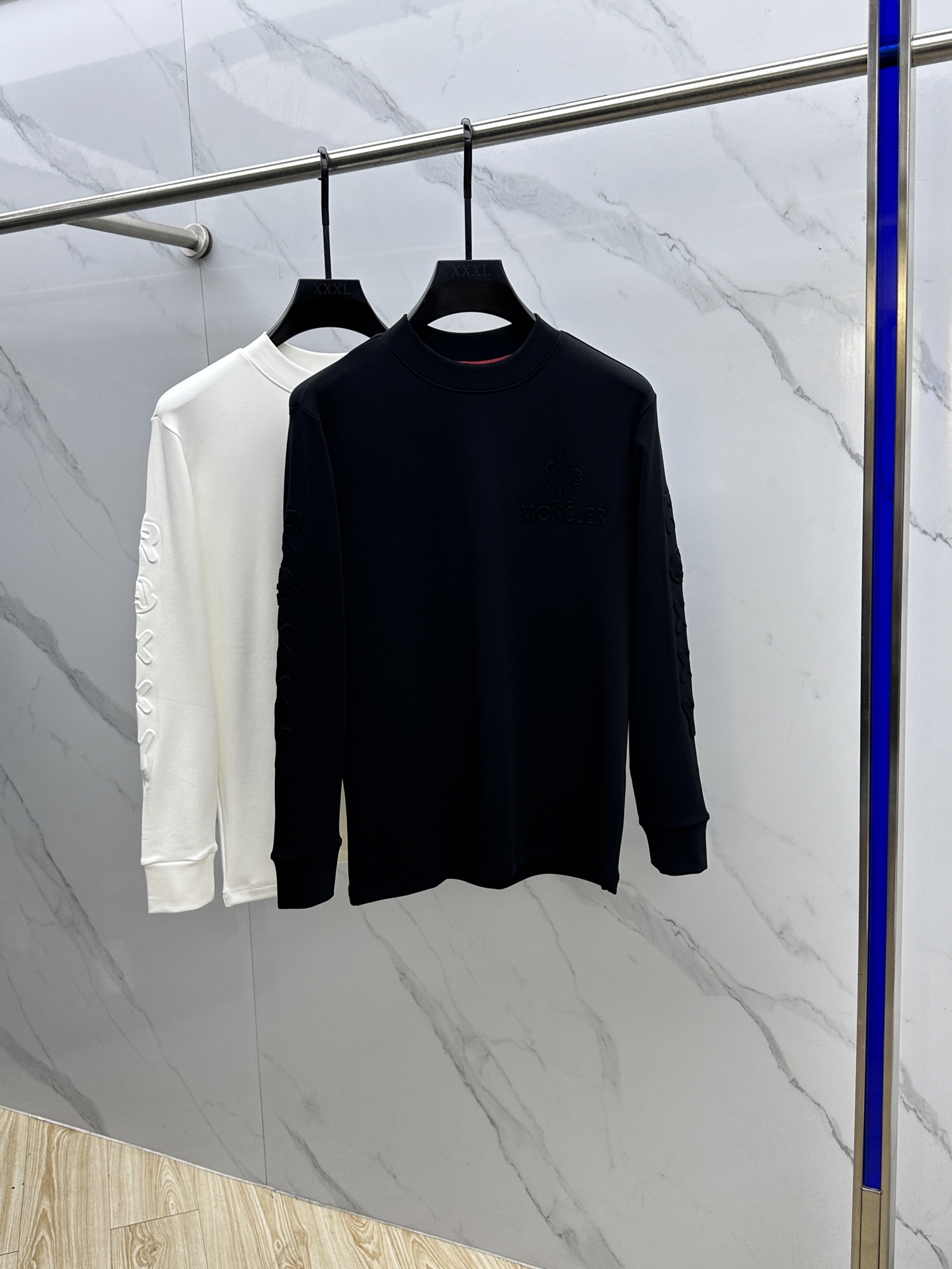 NO:607220,Moncler's 25FW Autumn and Winter New Three-dimensional Embroidered Men's Shirt# focuses on the fabric. The fine grid texture clearly visible on the surface is enough to highlight its high-end texture. It is wear-resistant and wrinkle-resistant and has good drape. It supports the entire pattern perfectly!  Breathability and convenience are of course not to mention, and it also has a certain degree of wrinkle resistance and stain resistance, which greatly reduces the convenience of daily care and storage. The soft, gentle but crisp gold fabric, and after the combination of the texture of the fabric itself, will slightly appear different under different lights.  The same color and texture allow you to be versatile and easily adapt to various occasions. The whole piece is simple and clean, the fit is neat and crisp, and the wearing effect is excellent. The delicate touch warmly cares for you in autumn and winter, and it is warm and wind-resistant. Whether it is worn alone or layered, it is a very versatile and practical style!  dh's classic straight fit has a good effect on the upper body, and is classic and versatile. It is embellished with classic embroidery details on the chest. I believe that you who have taste will be familiar with it!  Every detail is made with exquisite care and is a test of craftsmanship. Whether it is fabric cutting or craftsmanship, it fully embodies the brand's century-old history and skilled garment production technology. It is perfect in every aspect, with no flaws. The style is fashionable and versatile, and it can be used between leisure and business with ease. It is a must-have for quality control people.  Size S-XXL,,Moncler,gold,alexander wang19860909Moncler蒙口 25FW秋冬新款 立体刺绣男士衫#把重心都放在了面料上,表面清晰可见的细格肌理,足以凸显出它的高级质感,耐磨抗皱垂感佳,将整件版型承托的极其完美！透气性跟便捷性自然不在话下,还具有一定的抗皱性与耐脏度,大大减少了日常中的打理与保存便捷性.柔软温和却挺括的黄金面料,并且经过面料本身的纹理组合之后,在不同光线下会轻微显现出不一样的色泽跟质感,让你百变多样轻松应对各种场合.整件都简洁干净,版型服帖挺括,穿着效果极佳.细腻触感温暖呵护秋冬季节的您,保暖抗风,不管是单穿还是内搭都是非常百搭又实穿的款式！dh 经典的直筒版型上身效果好,同时经典百搭,胸前经典刺绣细节点缀,相信有品味的你们一定不会陌生！每一处细节都做的非常的精湛考究,极其考验工艺技巧,无论是从面料裁剪还是工艺制作都完全体现了品牌百年的深厚历史以及娴熟的成衣制作工艺,不管是从哪一个方面看都完美到极致,毫无缺点,风格时尚百搭,休闲商务之间游刃有余,品控族必入的类型,可遇而不可求！ 尺码S-XXL,,Moncler,gold,alexander wang,Men's clothing