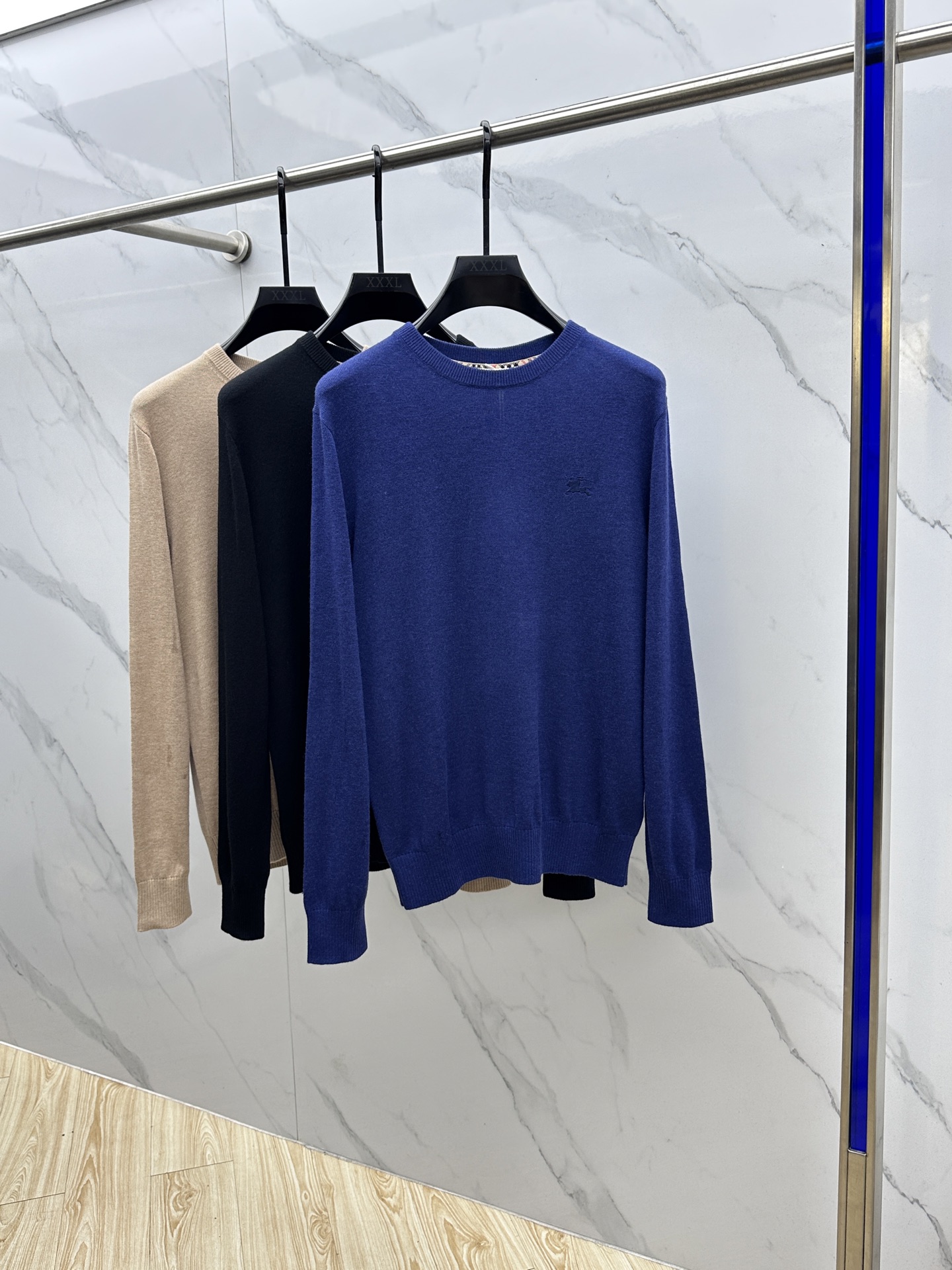 NO:572303,Burberry's latest 2025ss autumn products are available at the same time. The original order is very good. It is a fashionable and casual round neck long-sleeved sweater. It is made of imported original fabrics and has top-notch knitting technology with letter patterns decorated with logos. It is extremely high-grade, comfortable and versatile, and the upper body is very handsome!  High quality large goods close your eyes and enter hei Size M-2XL,,burberry,burberry,alexander wang19860909Burberry 巴宝莉 2025ss秋季最新品,同步有售,原单狠货,时尚休闲圆领长袖针织衫,采用进口原版面料,顶级针织工艺字母图案装饰logo,档次极高,舒适百搭,上身帅气十足！高品质大货闭眼入hei 码数M-2XL,,burberry,burberry,alexander wang,Men's clothing