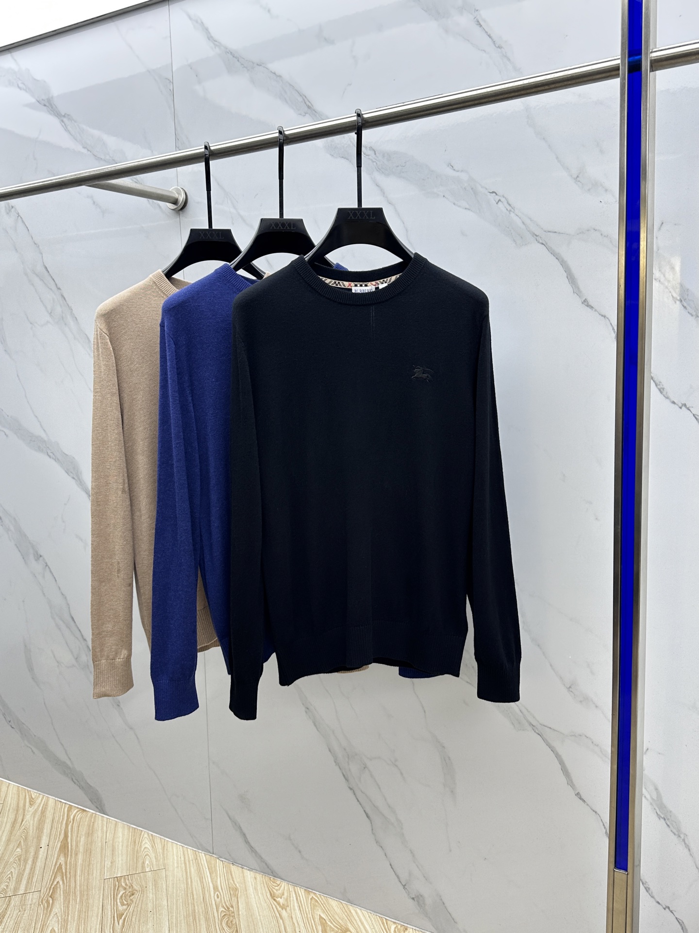 NO:572277,Burberry's latest 2025ss autumn products are available at the same time. The original order is very good. It is a fashionable and casual round neck long-sleeved sweater. It is made of imported original fabrics and has top-notch knitting technology with letter patterns decorated with logos. It is extremely high-grade, comfortable and versatile, and the upper body is very handsome!  High quality large goods close your eyes and enter hei Size M-2XL,,burberry,burberry,alexander wang19860909Burberry 巴宝莉 2025ss秋季最新品,同步有售,原单狠货,时尚休闲圆领长袖针织衫,采用进口原版面料,顶级针织工艺字母图案装饰logo,档次极高,舒适百搭,上身帅气十足！高品质大货闭眼入hei 码数M-2XL,,burberry,burberry,alexander wang,Men's clothing