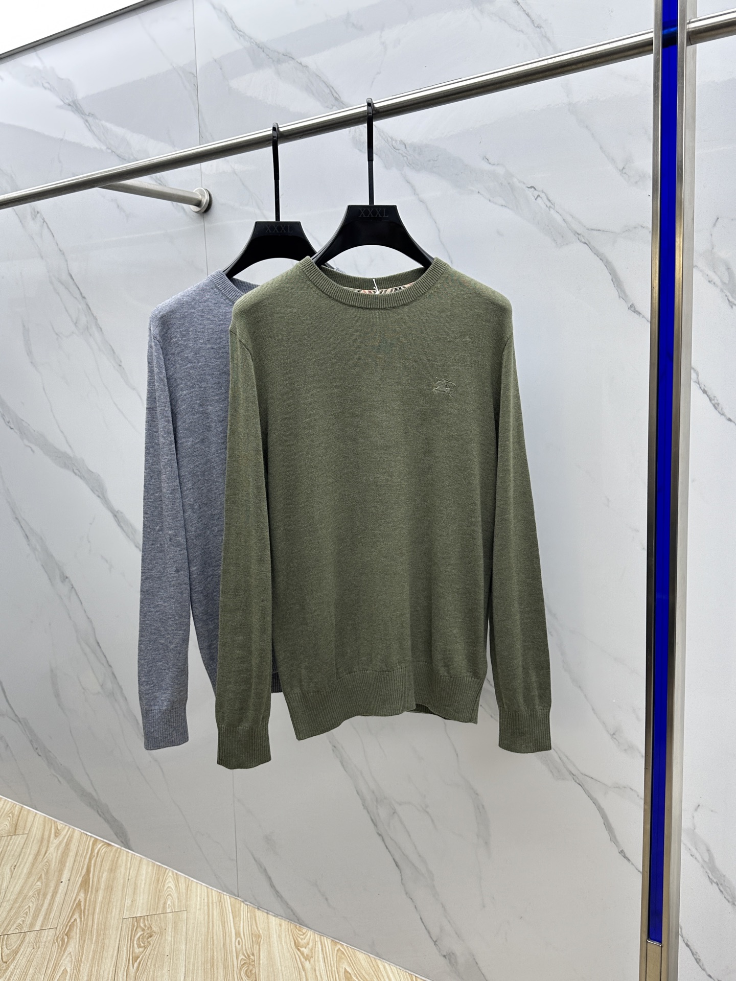 NO:572280,Burberry's latest 2025ss autumn products are available at the same time. The original order is very good. It is a fashionable and casual round neck long-sleeved sweater. It is made of imported original fabrics and has top-notch knitting technology with letter patterns decorated with logos. It is extremely high-grade, comfortable and versatile, and the upper body is very handsome!  High quality large goods close your eyes and enter hei Size M-2XL,,burberry,burberry,alexander wang19860909Burberry 巴宝莉 2025ss秋季最新品,同步有售,原单狠货,时尚休闲圆领长袖针织衫,采用进口原版面料,顶级针织工艺字母图案装饰logo,档次极高,舒适百搭,上身帅气十足！高品质大货闭眼入hei 码数M-2XL,,burberry,burberry,alexander wang,Men's clothing