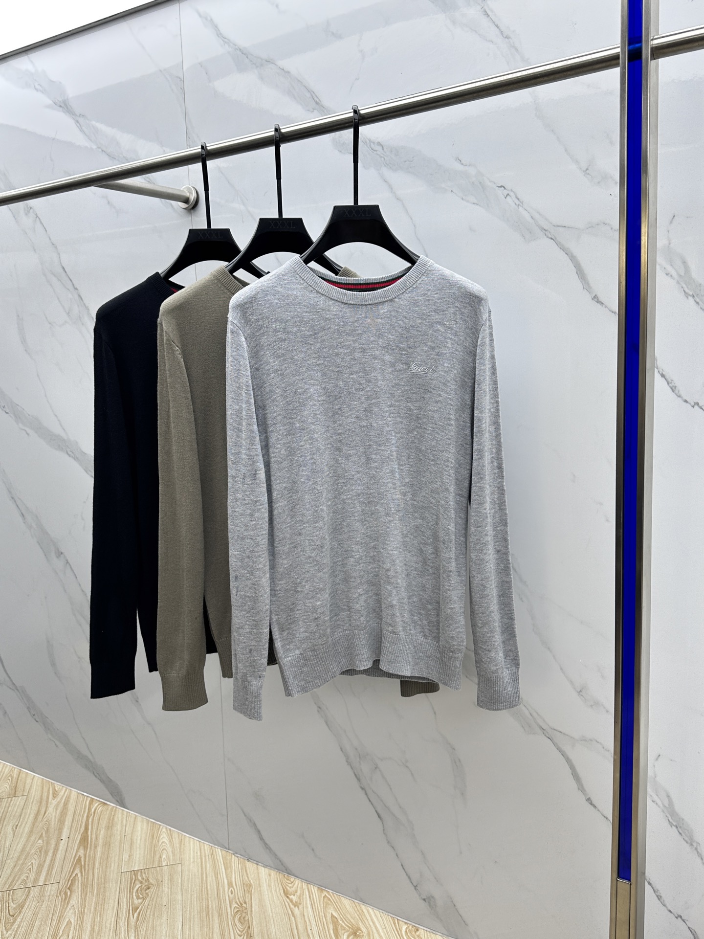 NO:572283,GUCCI Gucci 2025SS small logo embroidered wool round neck knitted sweater, made of lightweight wool plain knitted fabric. The knitted style shows a slim fit!  Classic red and green trim strips inside the collar, Behringer's exquisite small letter embroidery icon, elegant and restrained style, suitable for all ages, high-quality large goods, close your eyes and enter hei Sizes M-XXL,, gucci, gucci, sweaters, alexander wang19860909GUCCI古驰 2025SS小标刺绣羊毛圆领针织毛衣,选用轻盈羊毛平织面料打造.针织款式,呈现修身版型！领内经典红绿饰条,百灵达精美小字母刺绣图标,优雅内敛风格,老少皆宜,高品质大货闭眼入hei 尺码M-XXL,,gucci,gucci,sweaters,alexander wang,Men's clothing