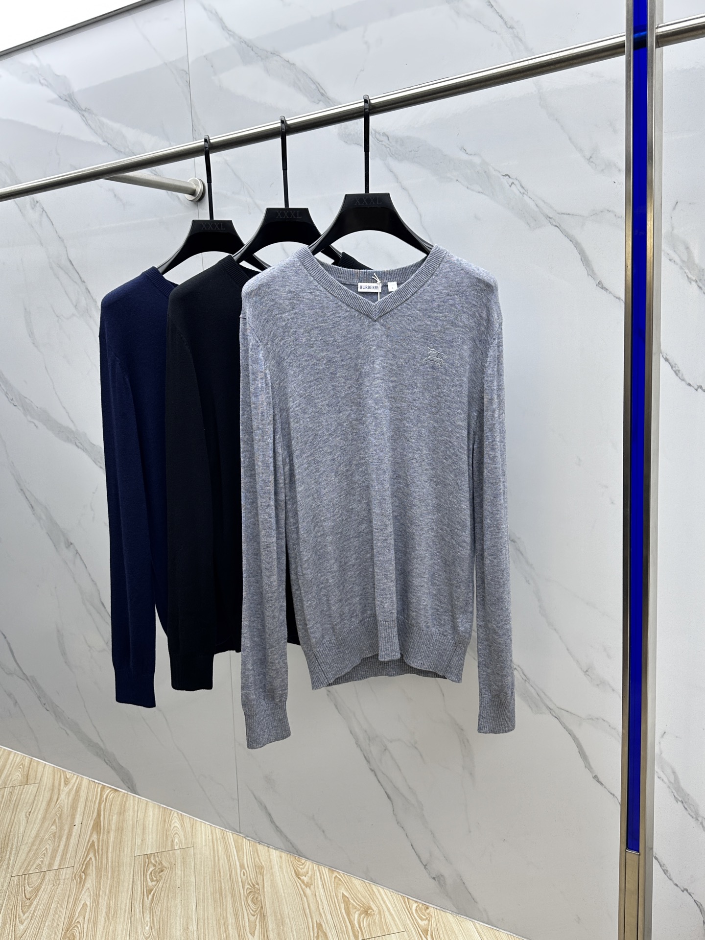 NO:572286,Burberry 2025SS small logo embroidered wool round neck knitted sweater, made of lightweight wool plain fabric. V-neck knitted style, showing a slim fit!  Classic red and green trim strips inside the collar, Behringer's exquisite knight logo embroidery icon, elegant and restrained style, suitable for all ages, high-quality large goods, close your eyes and enter hei Sizes M-XXL,,burberry,burberry,sweaters,alexander wang19860909Burberry巴宝莉 2025SS小标刺绣羊毛圆领针织毛衣,选用轻盈羊毛平织面料打造.V领针织款式,呈现修身版型！领内经典红绿饰条,百灵达精美骑士徽标刺绣图标,优雅内敛风格,老少皆宜,高品质大货闭眼入hei 尺码M-XXL,,burberry,burberry,sweaters,alexander wang,Men's clothing