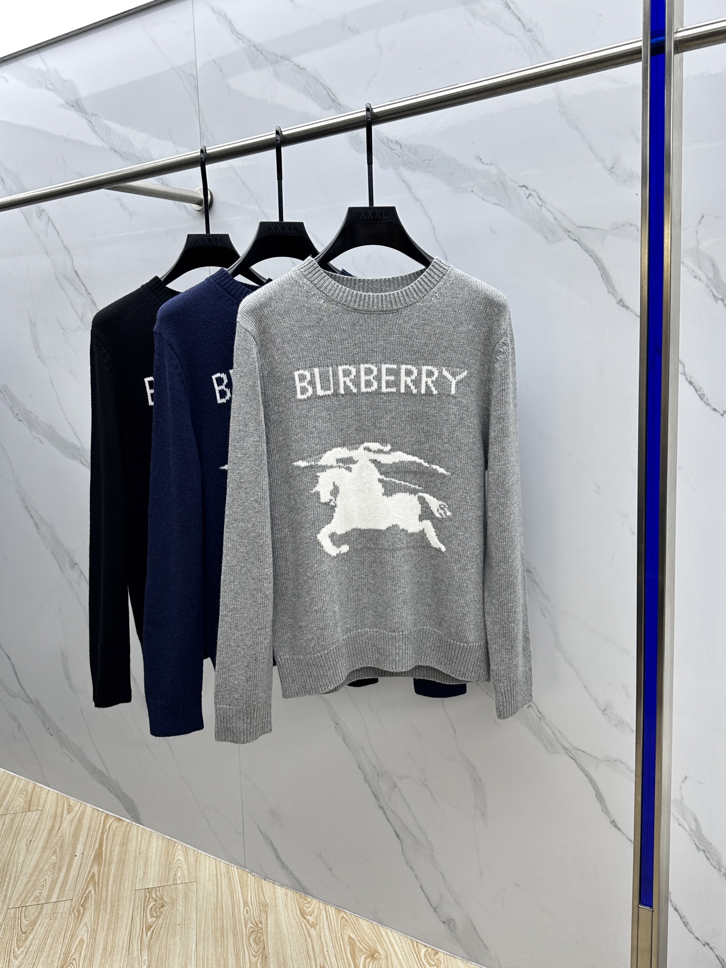 NO:572289,Burberry Equestrian Knight Logo Cashmere Blended Sweater Wool Cashmere Blended Fabric Selects high-quality wool and cashmere raw materials and blends them in a certain proportion. Wool provides warmth and durability, while cashmere gives clothing a soft and delicate touch. The combination of the two makes the fabric both comfortable and practical. hei Size M-2xl,, burberry, burberry, alexander wang19860909Burberry巴宝莉 马术骑士徽标羊绒混纺针织衫 羊毛羊绒混纺面料 精选高品质的羊毛与羊绒原料,按照一定的比例进行混纺.羊毛提供保暖性和耐用性,而羊绒则赋予衣物柔软细腻的触感,两者的结合使得面料既舒适又实用. hei 尺码M-2xl,,burberry,burberry,alexander wang,Men's clothing