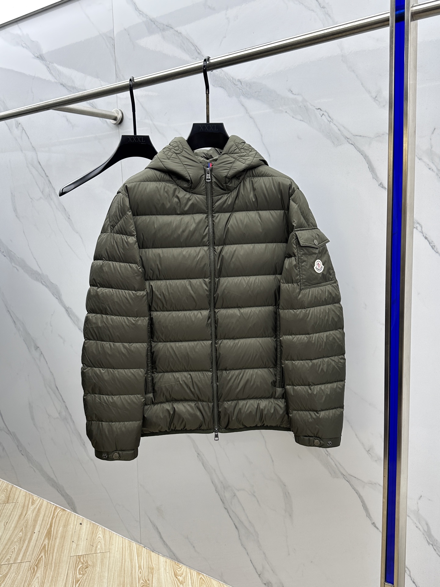 NO:596982,Moncler Mouth Down Jacket 2025 latest fashion designer down jacket. (The hood is not removable) Every detail shows craftsmanship. The design changes are enough high-end structural tailoring to show men's diverse image changes. They are slim and neat, and tailored to meet the current popular multi-layered outfits. Versatile styles for life. High-quality large goods hs (multiple versions on the market, pay attention to comparison details). Size 48-56, Moncler, jackets & coats, down  jacket,hats,alexander wang19860909Moncler蒙口 羽绒服2025最新款时尚设计师款羽绒外套.（连帽不可可拆卸）处处细节显工艺足够的高级结构性剪裁的设计改变来展现男士多样的形象变化,修身利落、剪裁合体,满足时下正流行的多层次穿搭,生活百搭款式 高品质大货hs (市面多版本,注意对比细节） 码数48-56,,Moncler,jackets & coats,down jacket,hats,alexander wang,Men's clothing