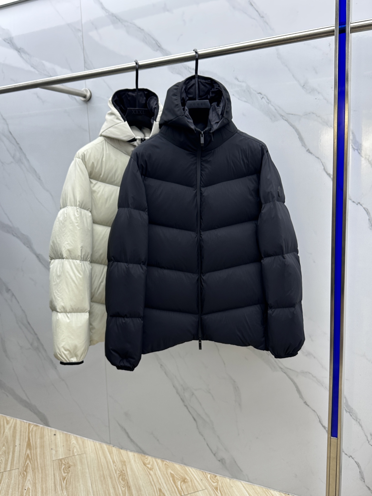 NO:572294,Moncler Mouth Down Jacket 2025 latest fashion designer down jacket. (hood is removable) Every detail shows craftsmanship. The design changes are enough advanced structural tailoring to show men's diverse image changes. They are slim and neat, and tailored to meet the current popular multi-layered outfits. Versatile style for life. High-quality large goods hs (multiple versions on the market, pay attention to contrast details). Size 48-56, Moncler, jackets & coats, down  jacket,hats,alexander wang19860909Moncler蒙口 羽绒服2025最新款时尚设计师款羽绒外套.（连帽可拆卸）处处细节显工艺足够的高级结构性剪裁的设计改变来展现男士多样的形象变化,修身利落、剪裁合体,满足时下正流行的多层次穿搭,生活百搭款式 高品质大货hs (市面多版本,注意对比细节） 码数48-56,,Moncler,jackets & coats,down jacket,hats,alexander wang,Men's clothing