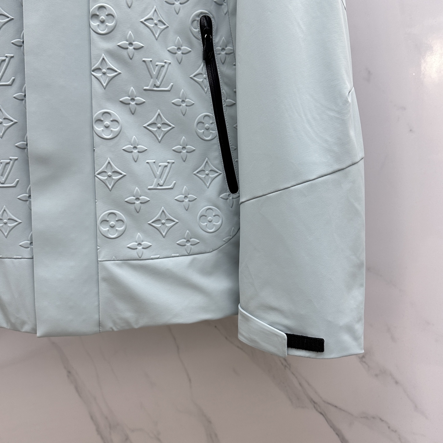 。 🆕LV路易威登 羽绒服2025最新款时尚设计师款羽绒外套.（连帽不可拆卸）处处细节显工艺足够的高级 