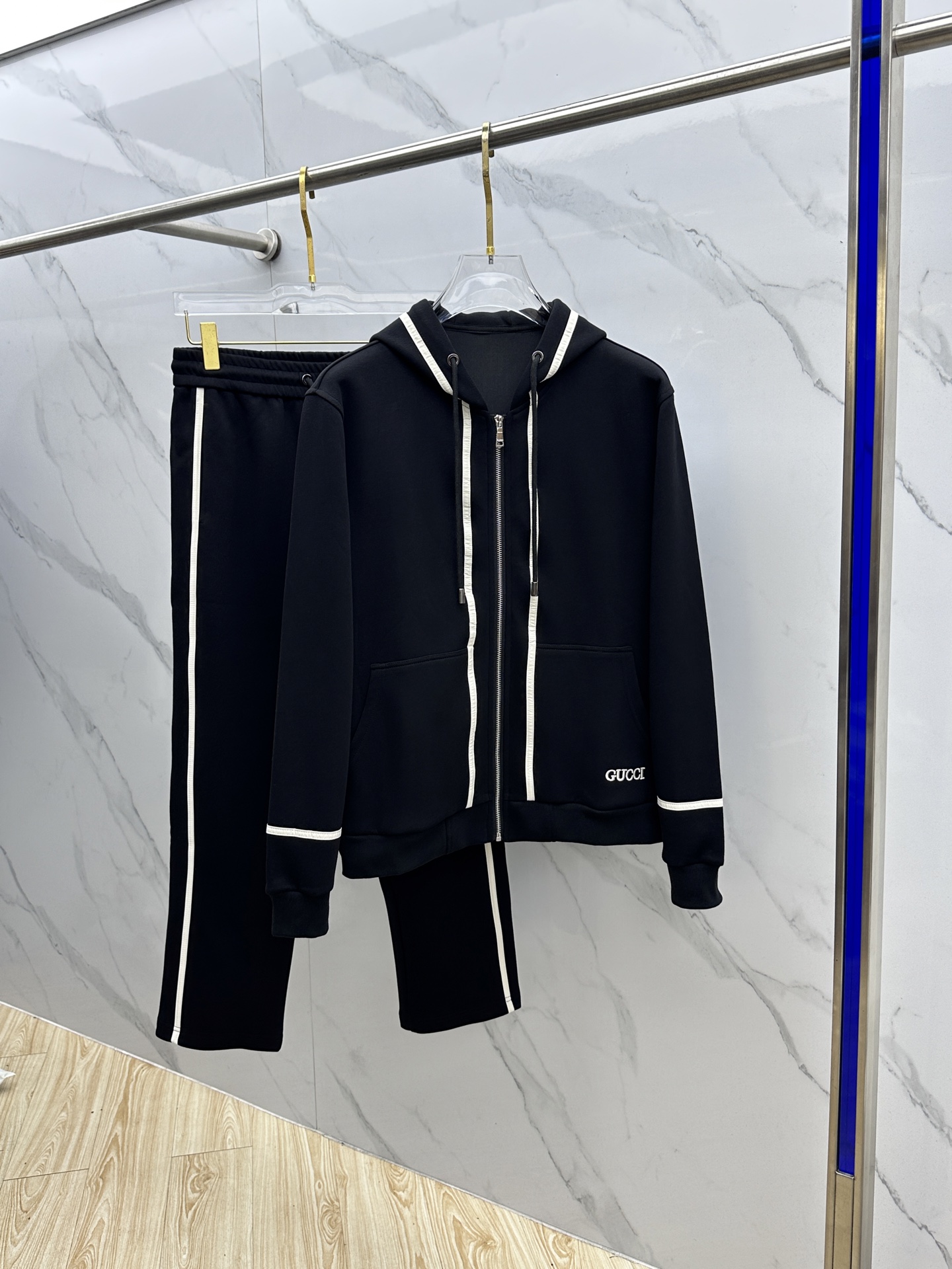 NO:572285,GUCCI Gucci 2025 new autumn and winter men's casual zipper hooded suit, selected air-layer fabrics, no pilling, no deformation after long washing, integrated with classic brand logo design, top quality counters for sale, top production technology imported fabrics, counter version unique design, imported high-end custom-made imported silk threads with first-class feel!  High quality goods, close your eyes and enter Ls, sizes M-3XL,, gucci, gucci, hats, alexander wang19860909GUCCI古驰 2025秋冬新款男士休闲拉链连帽套装,精选空气层面料,不起球,久洗不变形,融汇经典品牌logo设计,顶级的品质专柜在售,顶级制作工艺进口面料,专柜款独特设计,采用进口高端订制进口丝线手感一流！高品质大货闭眼入Ls 尺码M-3XL,,gucci,gucci,hats,alexander wang,Men's clothing