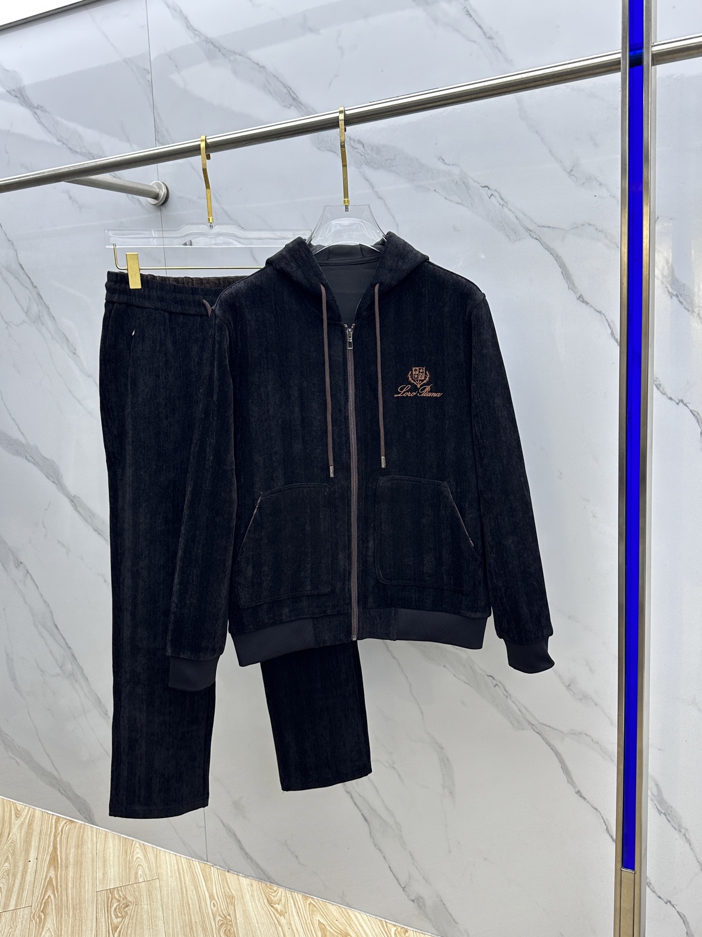 NO:572288,LP's new autumn and winter men's casual zippered hooded suit is made of selected horizontal grain composite fabrics that won't pill and won't deform after being washed for a long time. It incorporates classic brand logo design. It's sold in top-quality counters, with top-notch production technology and imported fabrics. The counter model has a unique design and uses imported high-end custom-made imported silk threads with a first-class feel!  High quality goods, close your eyes and enter Ls, sizes M-3XL,,loro piana,hats,alexander wang19860909LP 秋冬新款男士休闲拉链连帽套装,精选横纹复合面料,不起球,久洗不变形,融汇经典品牌logo设计,顶级的品质专柜在售,顶级制作工艺进口面料,专柜款独特设计,采用进口高端订制进口丝线手感一流！高品质大货闭眼入Ls 尺码M-3XL,,loro piana,hats,alexander wang,Men's clothing