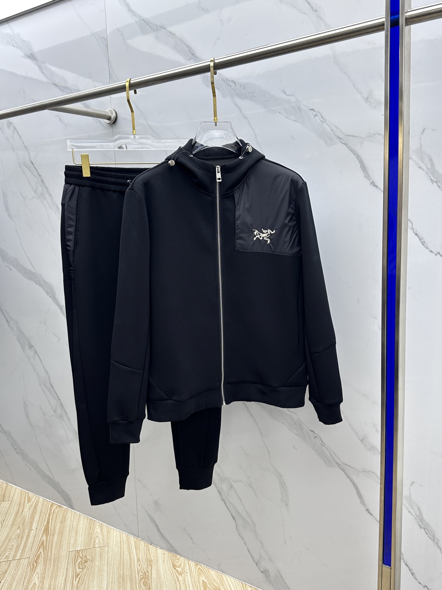 NO:572282,ARCTERYX 2025 Autumn and Winter new men's casual zipper hooded suit, selected air cotton fabric, no pilling, no deformation after long washing, integrated with classic brand logo design, top quality counters for sale, top production technology imported fabrics, unique counter design, imported high-end custom-made imported silk threads with first-class feel!  High quality goods, close your eyes and enter Ls, sizes M-3XL, arc'teryx, hats, alexander wang19860909ARCTERYX始祖鸟 2025秋冬新款男士休闲拉链连帽套装,精选空气棉面料,不起球,久洗不变形,融汇经典品牌logo设计,顶级的品质专柜在售,顶级制作工艺进口面料,专柜款独特设计,采用进口高端订制进口丝线手感一流！高品质大货闭眼入Ls 尺码M-3XL,arc'teryx,hats,alexander wang,Men's clothing