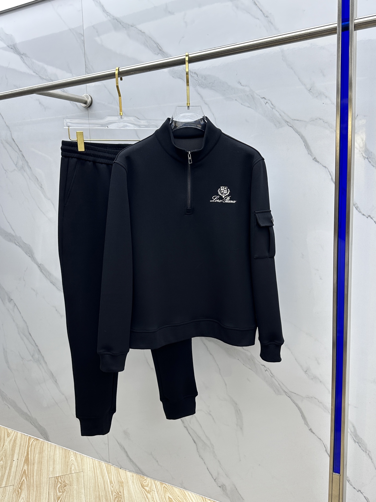 NO:572279,LP's new autumn and winter men's casual half-zip stand-up collar suit, made of selected air cotton fabric, no pilling, no deformation after long washing, integrated with classic brand logo design, top quality counters for sale, top production technology imported fabrics, unique counter design, imported high-end custom-made imported silk threads with first-class feel!  High quality goods, close your eyes and enter Ls, sizes M-3XL, loro piana, alexander wang19860909LP 秋冬新款男士休闲半拉链立领套装,精选空气棉面料,不起球,久洗不变形,融汇经典品牌logo设计,顶级的品质专柜在售,顶级制作工艺进口面料,专柜款独特设计,采用进口高端订制进口丝线手感一流！高品质大货闭眼入Ls 尺码M-3XL,,loro piana,alexander wang,Men's clothing