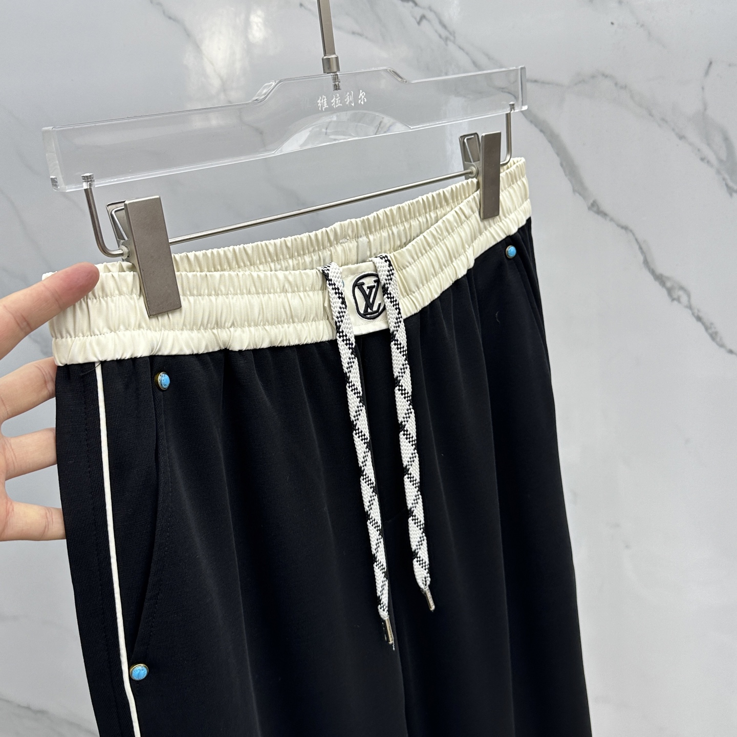 🆕LV路易威登 2025ss秋冬新款直筒 宽松阔腿裤型 宽松有度可修饰各种腿型 休闲风 简约而不简单 经