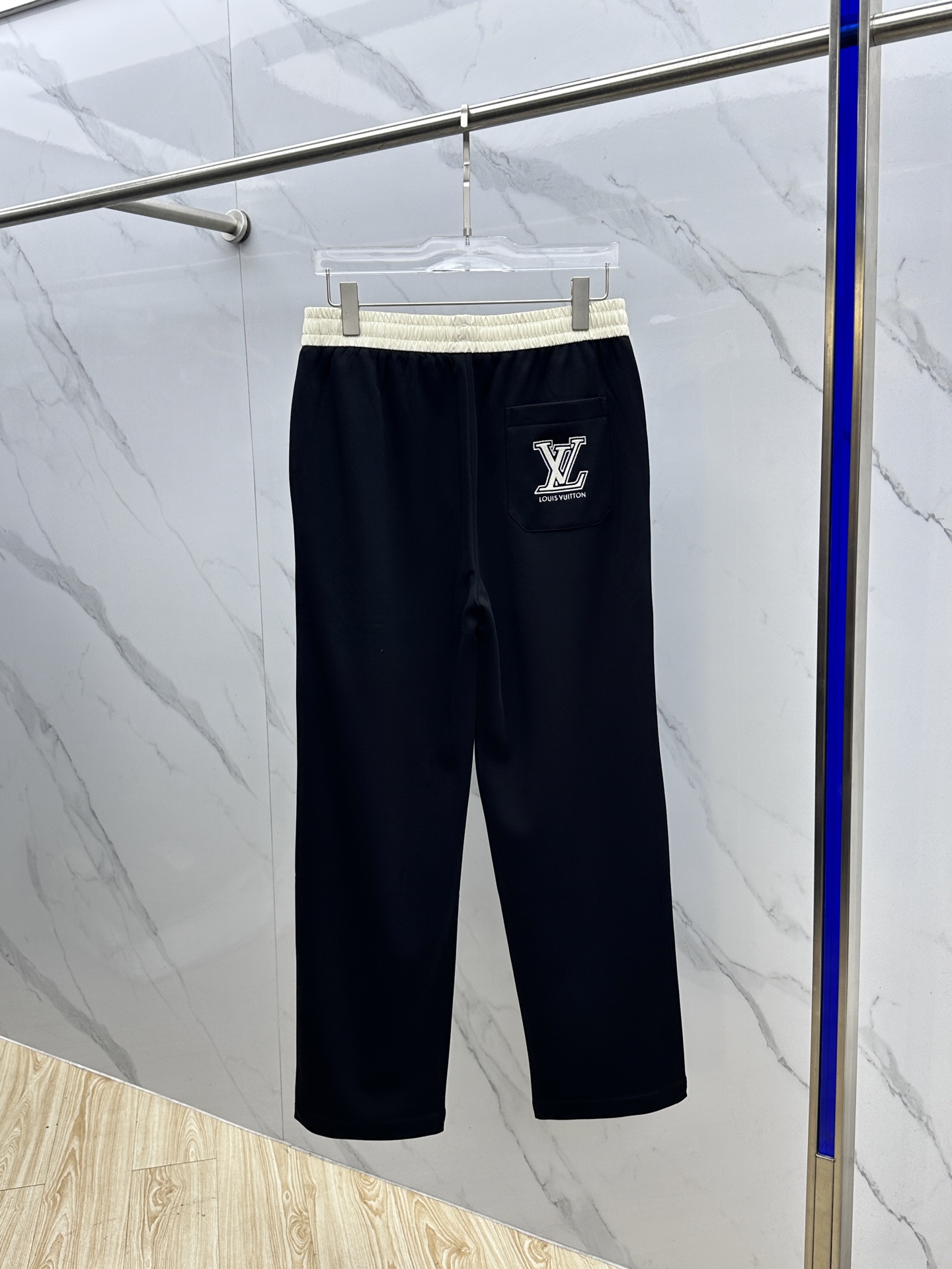 🆕LV路易威登 2025ss秋冬新款直筒 宽松阔腿裤型 宽松有度可修饰各种腿型 休闲风 简约而不简单 经