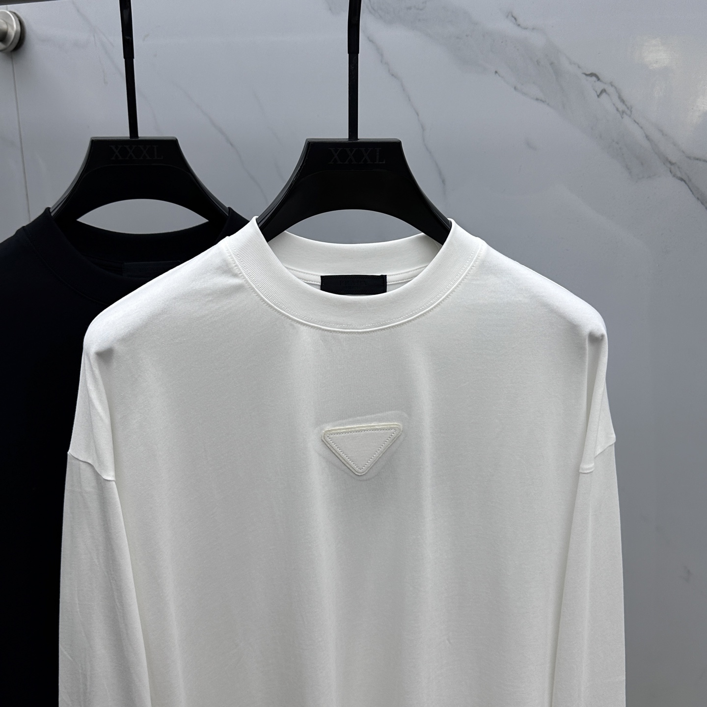 🆕Prada普拉达 2025SS早秋新款P家长袖打底宽松T恤圆领，胸前logo标识长袖T恤，基础款推荐！