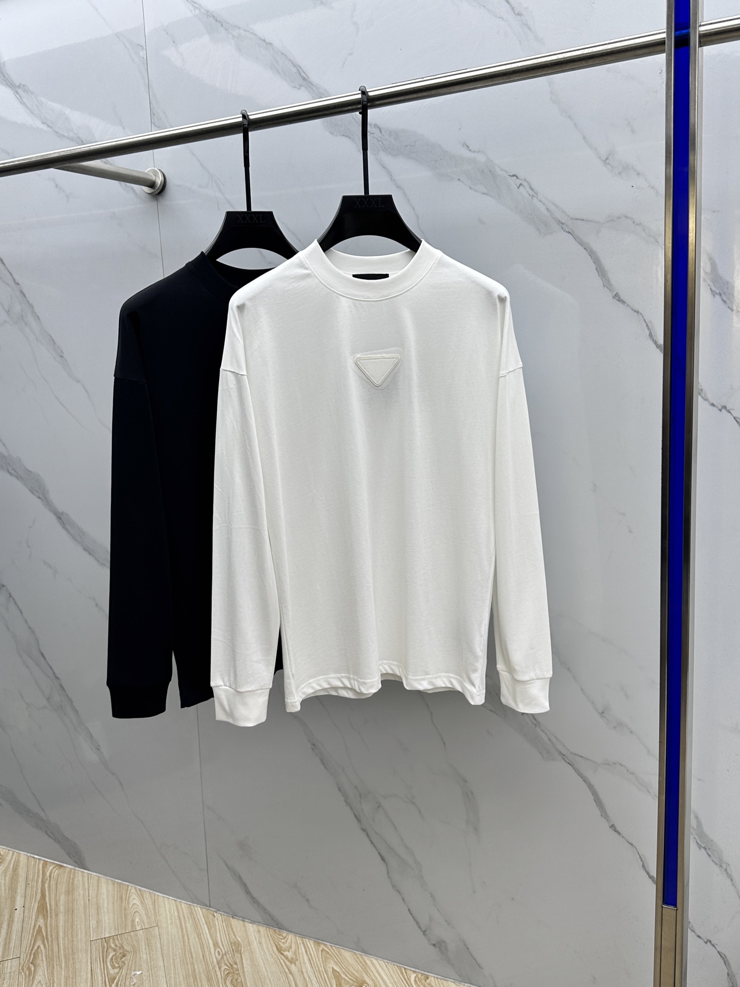 🆕Prada普拉达 2025SS早秋新款P家长袖打底宽松T恤圆领，胸前logo标识长袖T恤，基础款推荐！