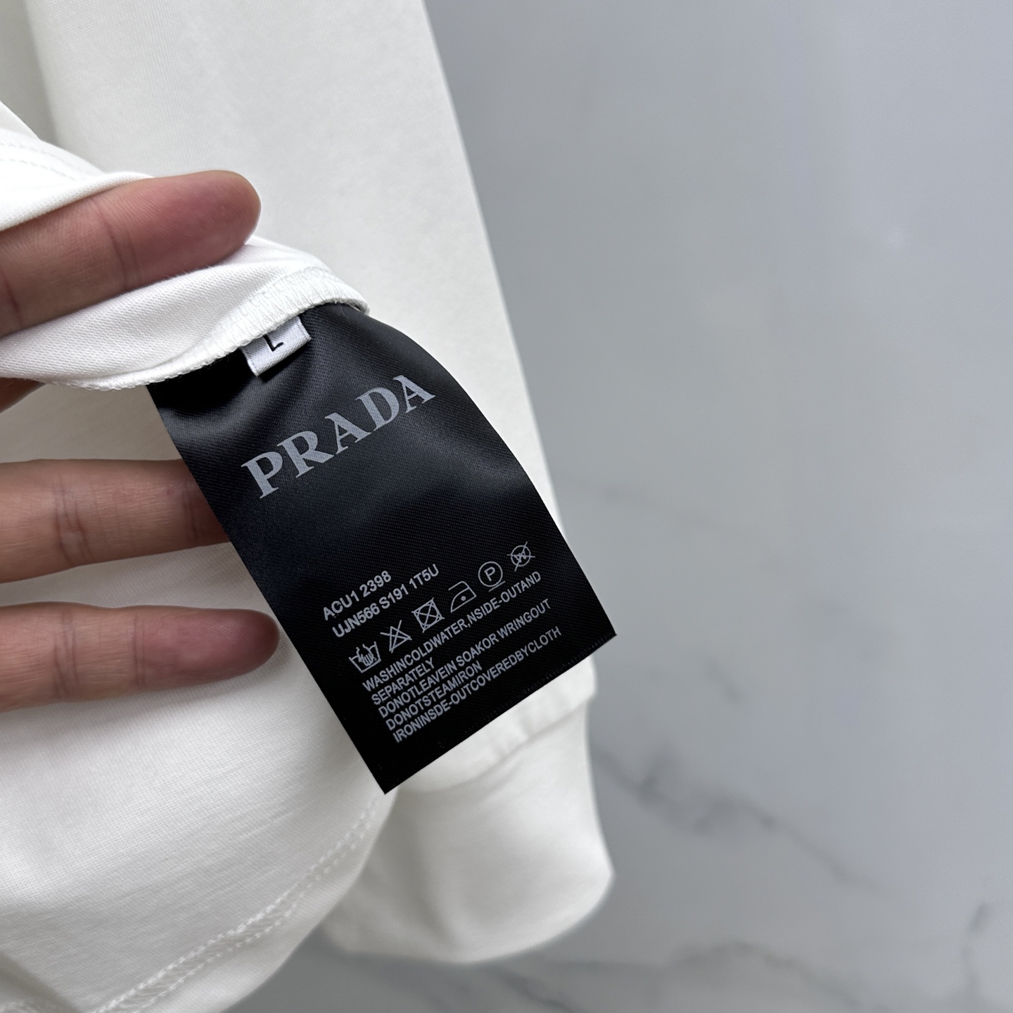 🆕Prada普拉达 2025SS早秋新款P家长袖打底宽松T恤圆领，胸前logo标识长袖T恤，基础款推荐！