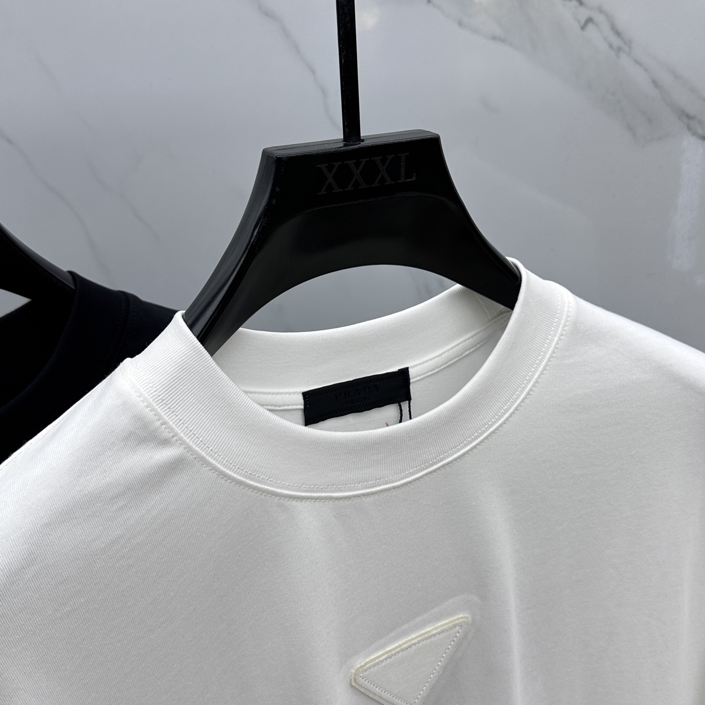 🆕Prada普拉达 2025SS早秋新款P家长袖打底宽松T恤圆领，胸前logo标识长袖T恤，基础款推荐！