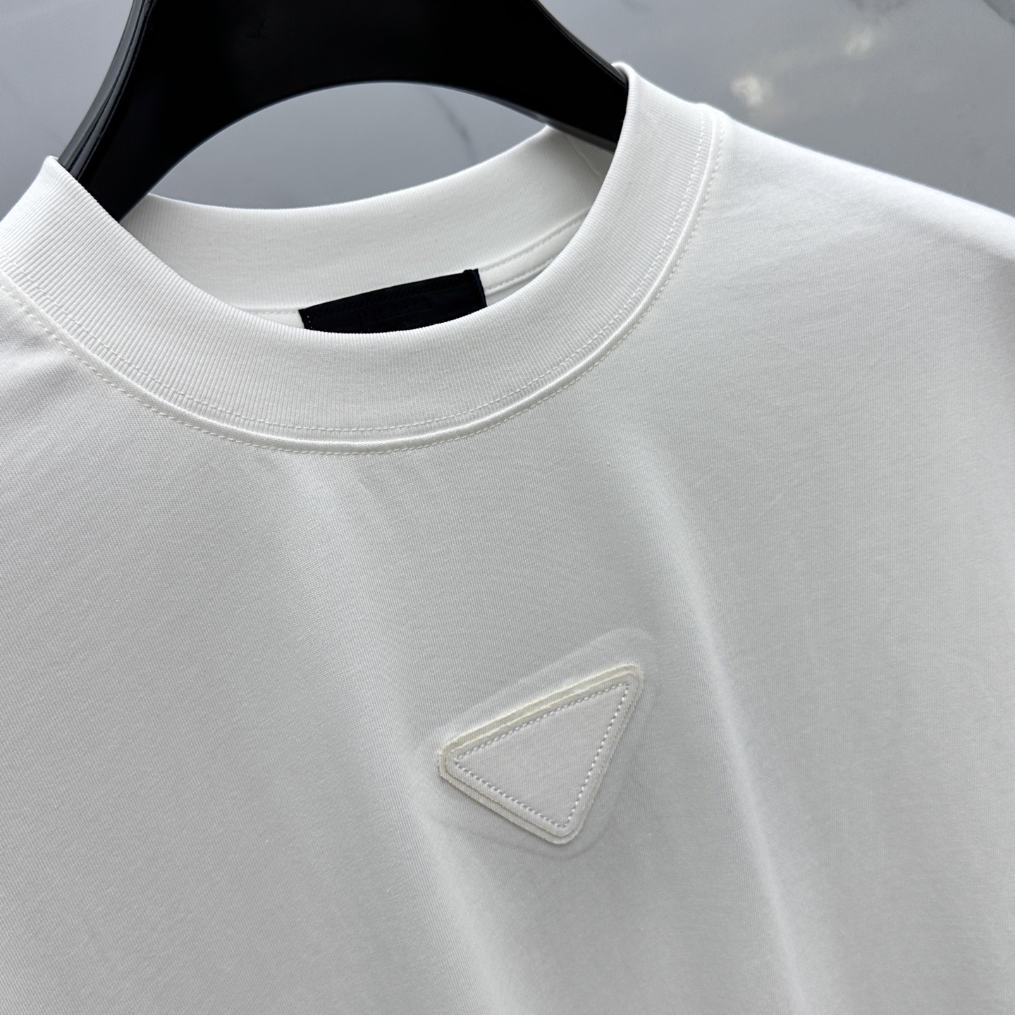 🆕Prada普拉达 2025SS早秋新款P家长袖打底宽松T恤圆领，胸前logo标识长袖T恤，基础款推荐！