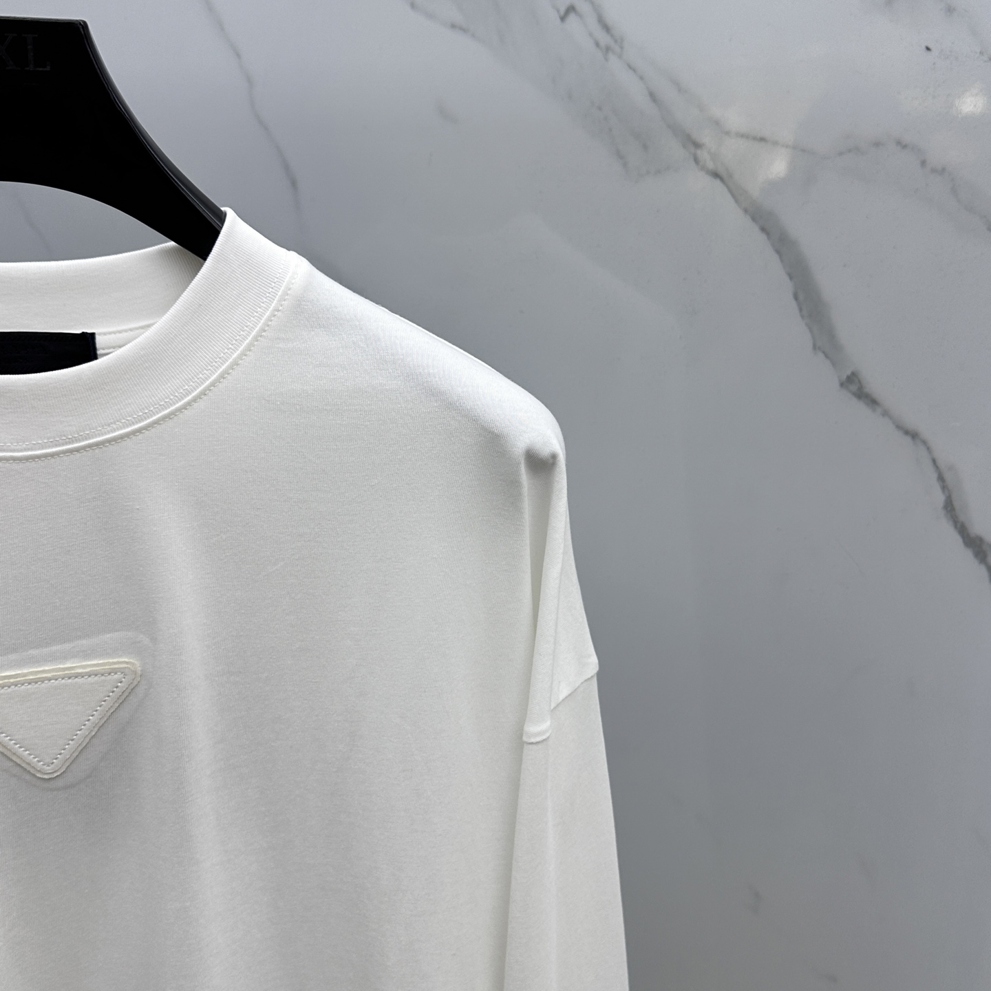 🆕Prada普拉达 2025SS早秋新款P家长袖打底宽松T恤圆领，胸前logo标识长袖T恤，基础款推荐！