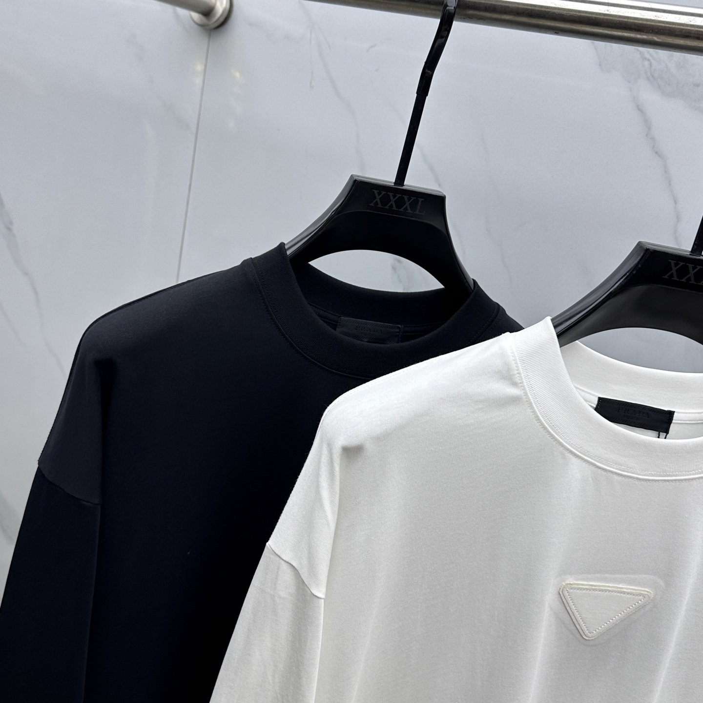 🆕Prada普拉达 2025SS早秋新款P家长袖打底宽松T恤圆领，胸前logo标识长袖T恤，基础款推荐！