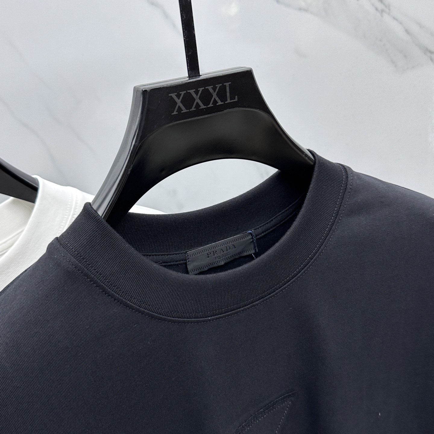 ￼ 🆕Prada普拉达 2025SS早秋新款P家长袖打底宽松T恤圆领，胸前logo标识长袖T恤，基础款推