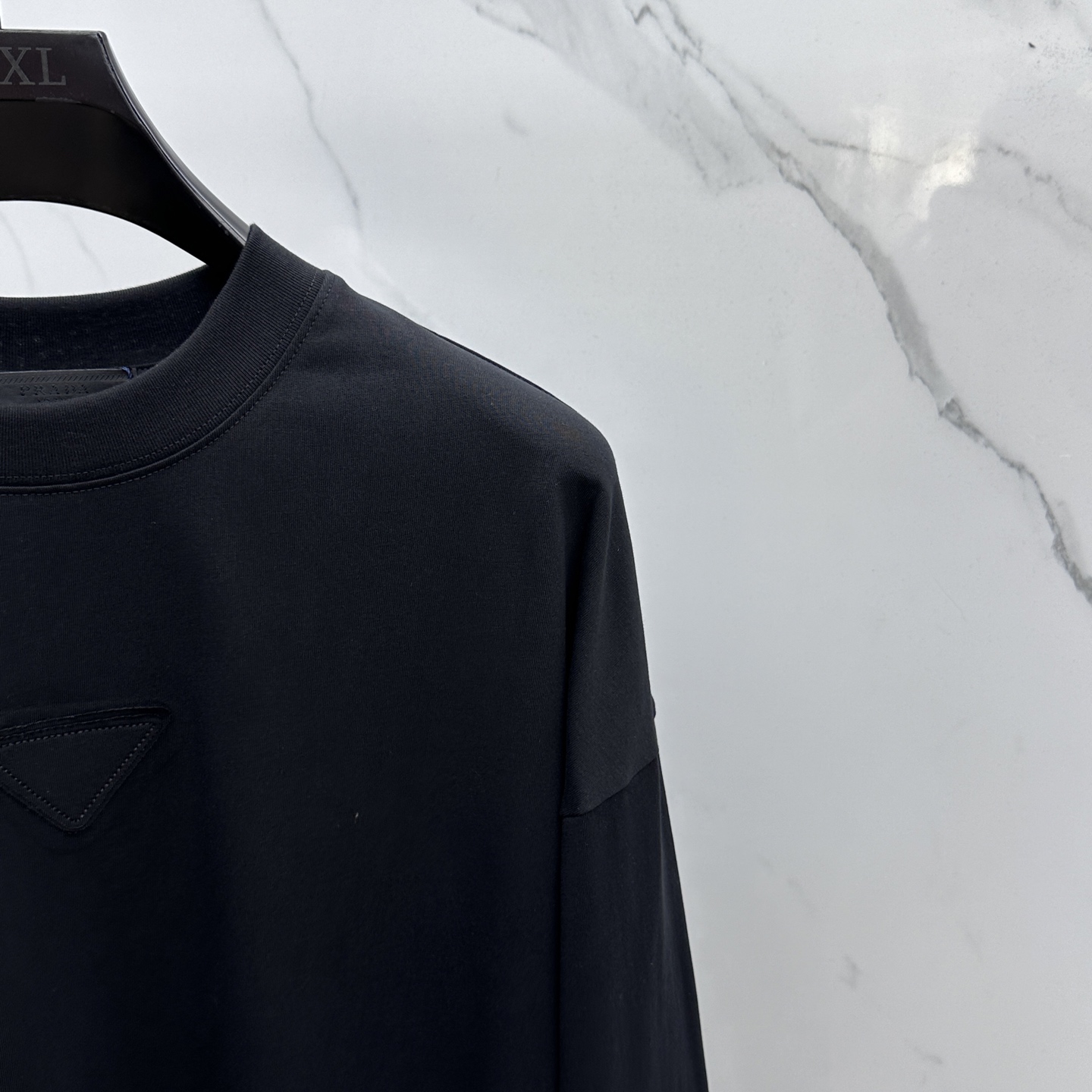 ￼ 🆕Prada普拉达 2025SS早秋新款P家长袖打底宽松T恤圆领，胸前logo标识长袖T恤，基础款推