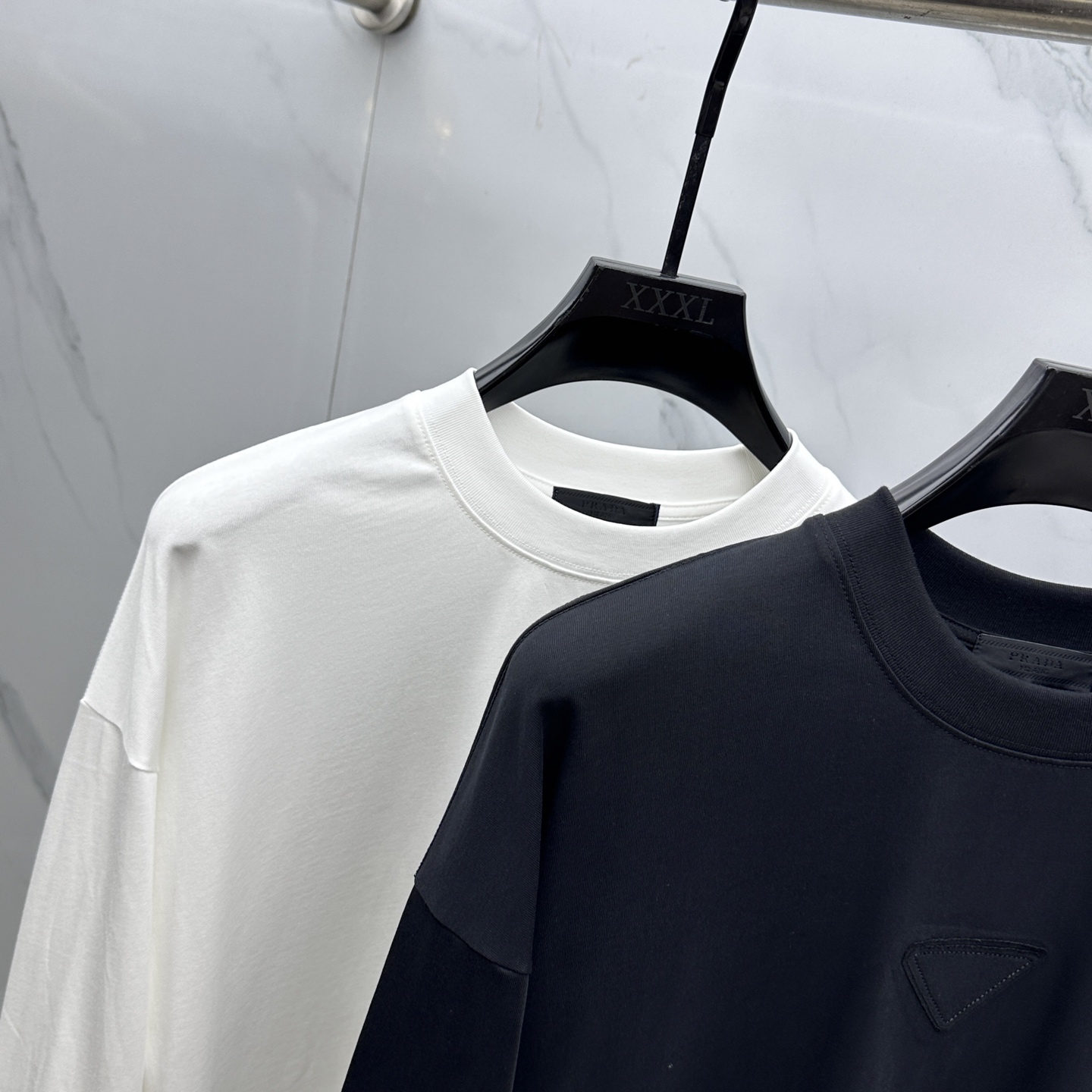 ￼ 🆕Prada普拉达 2025SS早秋新款P家长袖打底宽松T恤圆领，胸前logo标识长袖T恤，基础款推