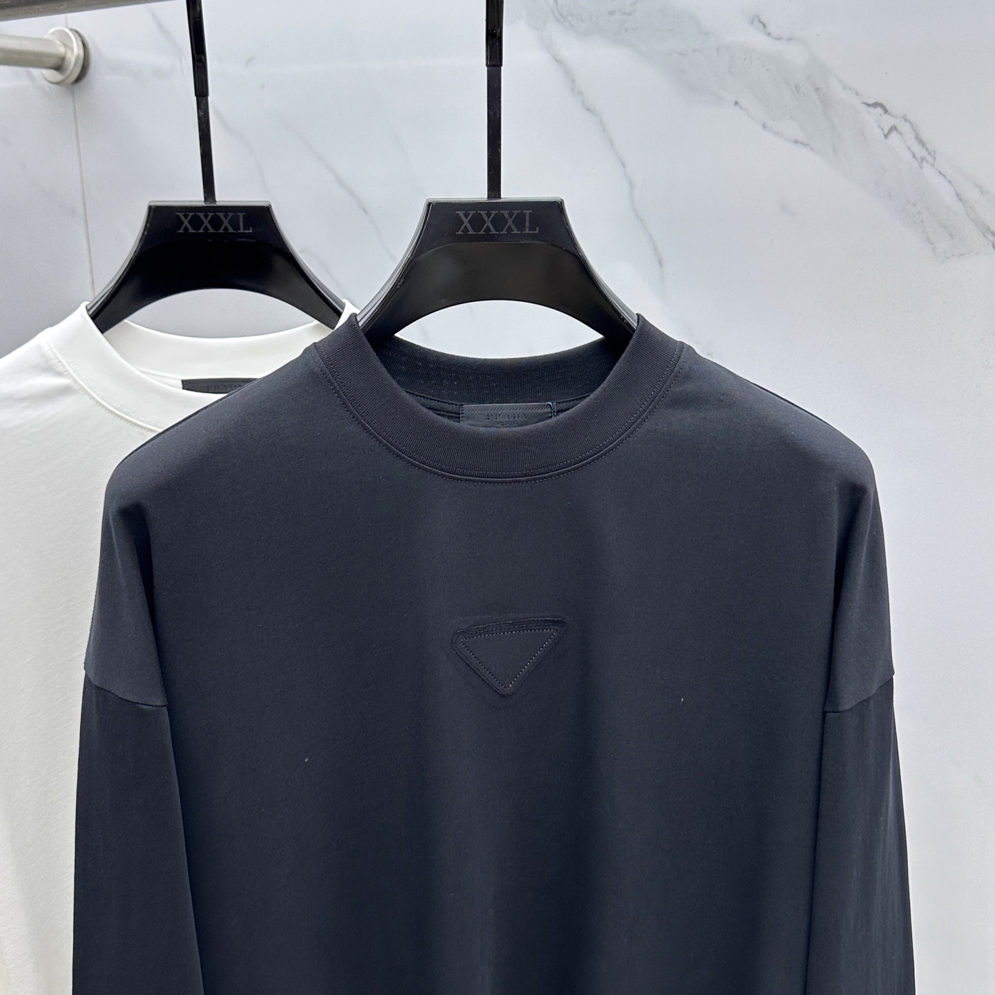 ￼ 🆕Prada普拉达 2025SS早秋新款P家长袖打底宽松T恤圆领，胸前logo标识长袖T恤，基础款推