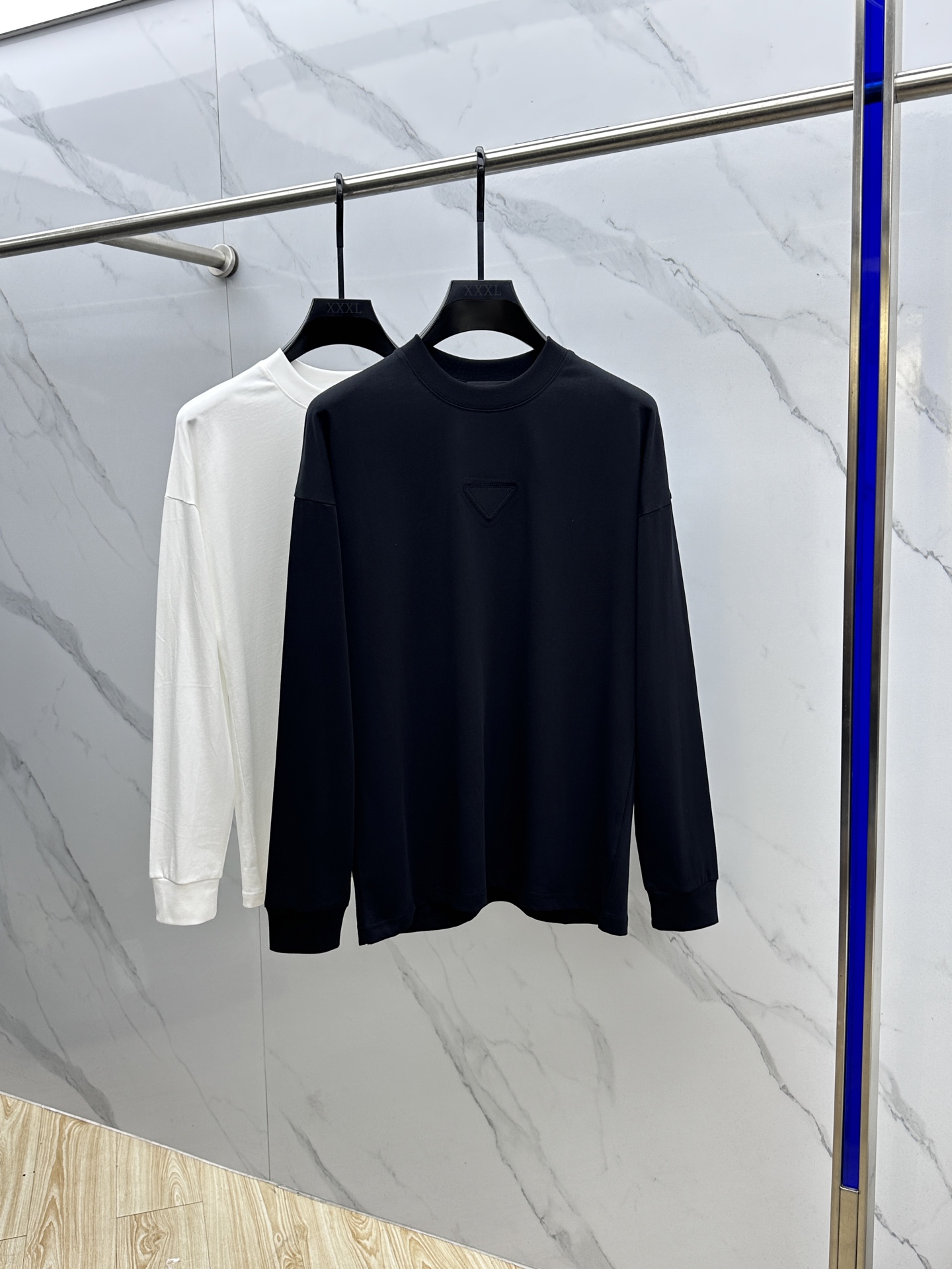 NO:573376,Prada Prada 2025SS early autumn new p long-sleeved bottoming loose T-shirt with round neck, long-sleeved T-shirt with logo on the chest, basic model recommended!  The versatile God of War.  Select high-quality pure cotton fabrics, which are extremely comfortable and breathable.  Unforgettable!  Comfortable and soft ~ a must-have item to wear alone or paired with!  All three standards are complete. High-quality goods. Close your eyes. Sizes M-3XL, prada, prada, tees, t-shirt, alexander wang19860909Prada普拉达 2025SS早秋新款p家长袖打底宽松T恤圆领,胸前logo标识长袖T恤,基础款推荐！百搭战神．甄选优质纯棉面料,质感极好舒适又透气．让人过目难忘！舒适柔软～单穿搭配必备单品！三标齐全hei 高品质大货闭眼入 尺码M-3XL,,prada,prada,tees，t-shirt,alexander wang,Men's clothing