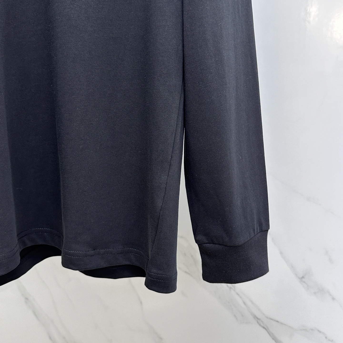 ￼ 🆕Prada普拉达 2025SS早秋新款P家长袖打底宽松T恤圆领，胸前logo标识长袖T恤，基础款推