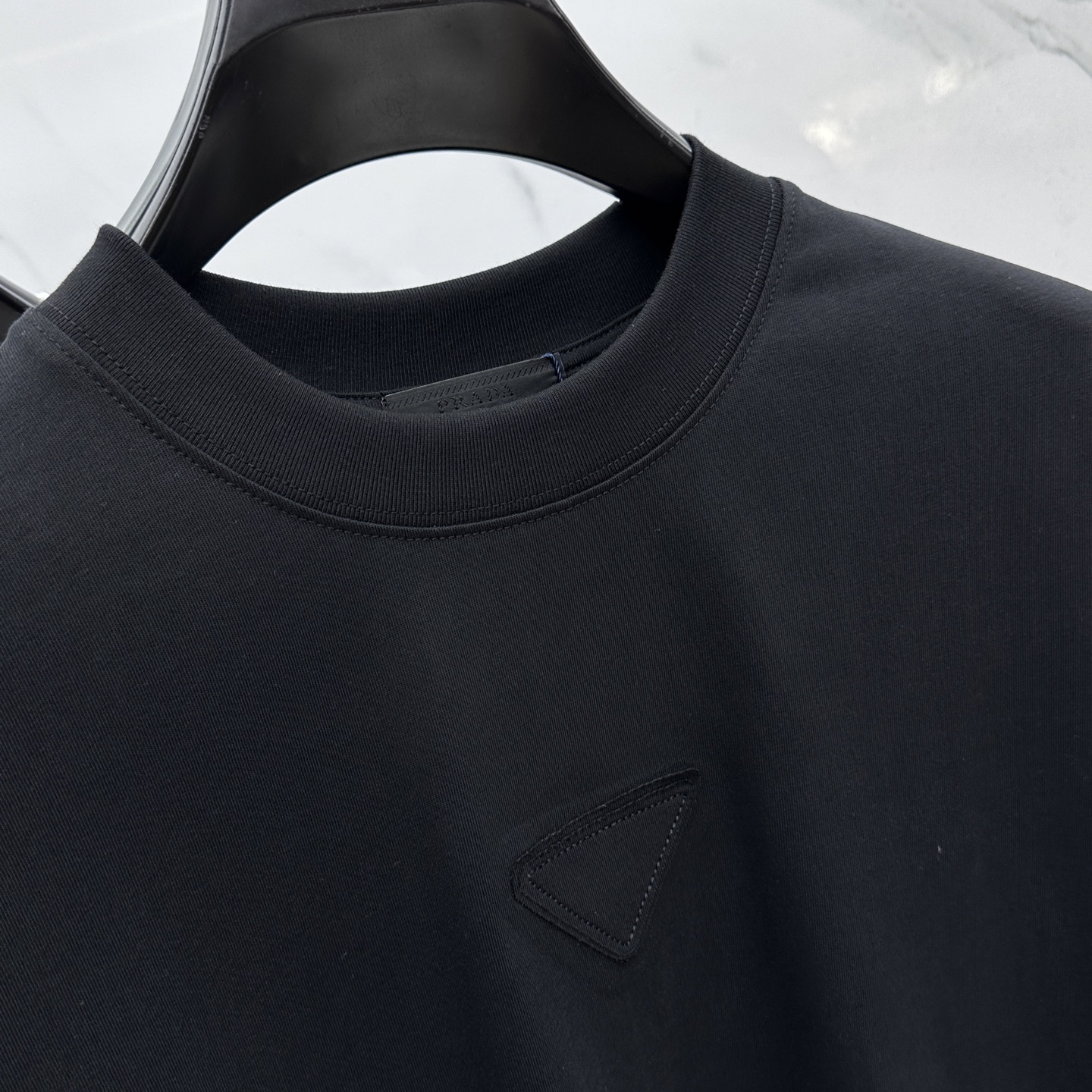 ￼ 🆕Prada普拉达 2025SS早秋新款P家长袖打底宽松T恤圆领，胸前logo标识长袖T恤，基础款推