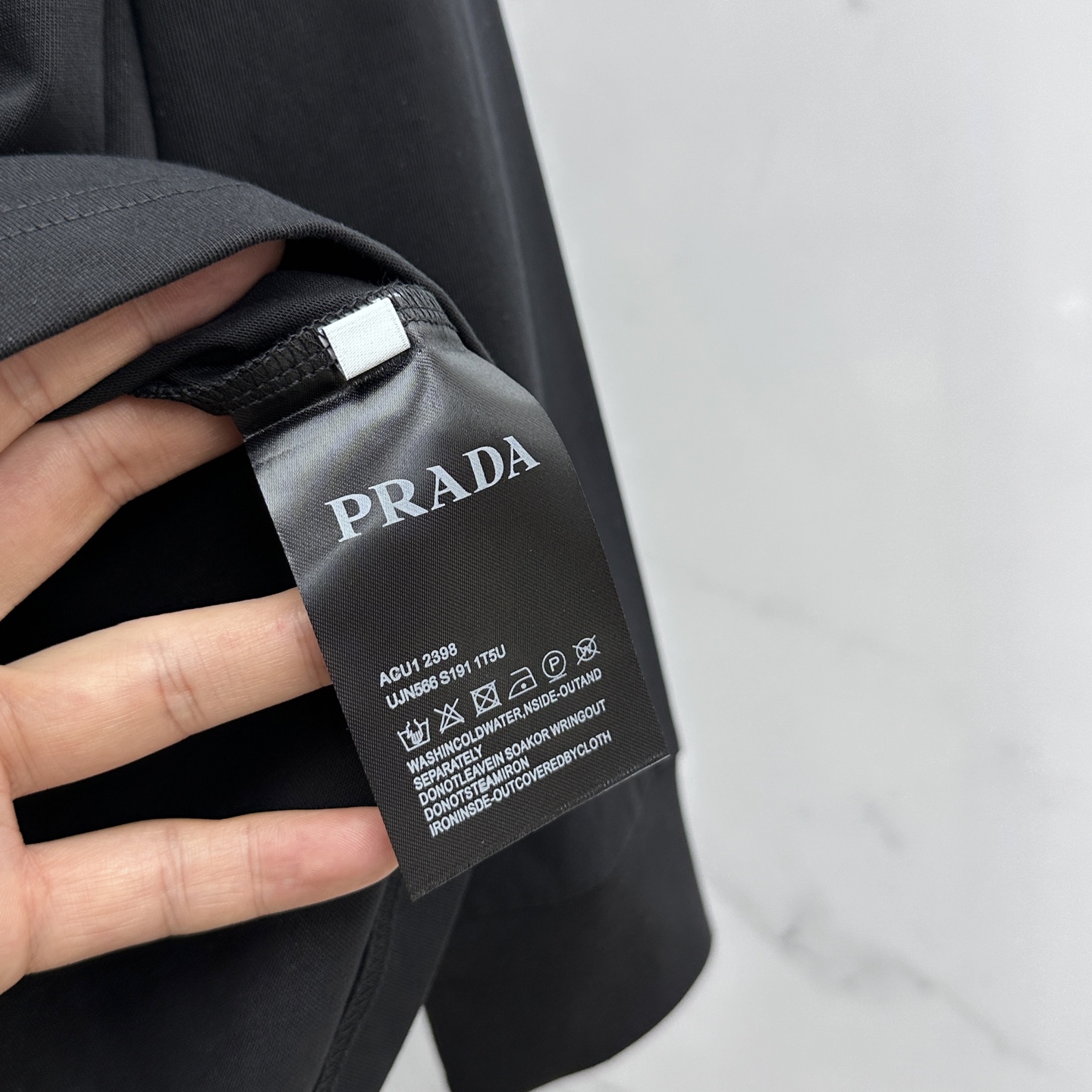 ￼ 🆕Prada普拉达 2025SS早秋新款P家长袖打底宽松T恤圆领，胸前logo标识长袖T恤，基础款推