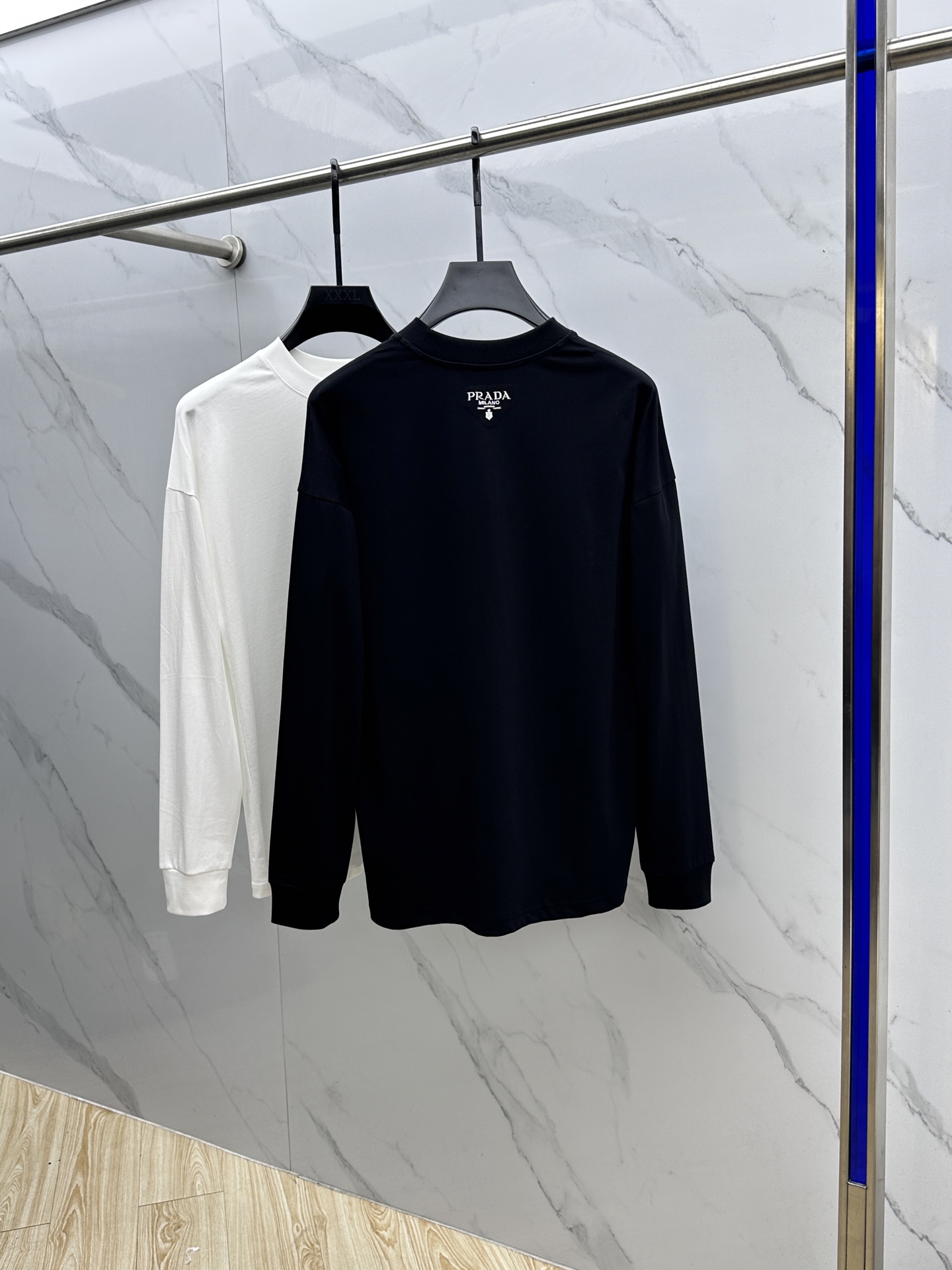 ￼ 🆕Prada普拉达 2025SS早秋新款P家长袖打底宽松T恤圆领，胸前logo标识长袖T恤，基础款推