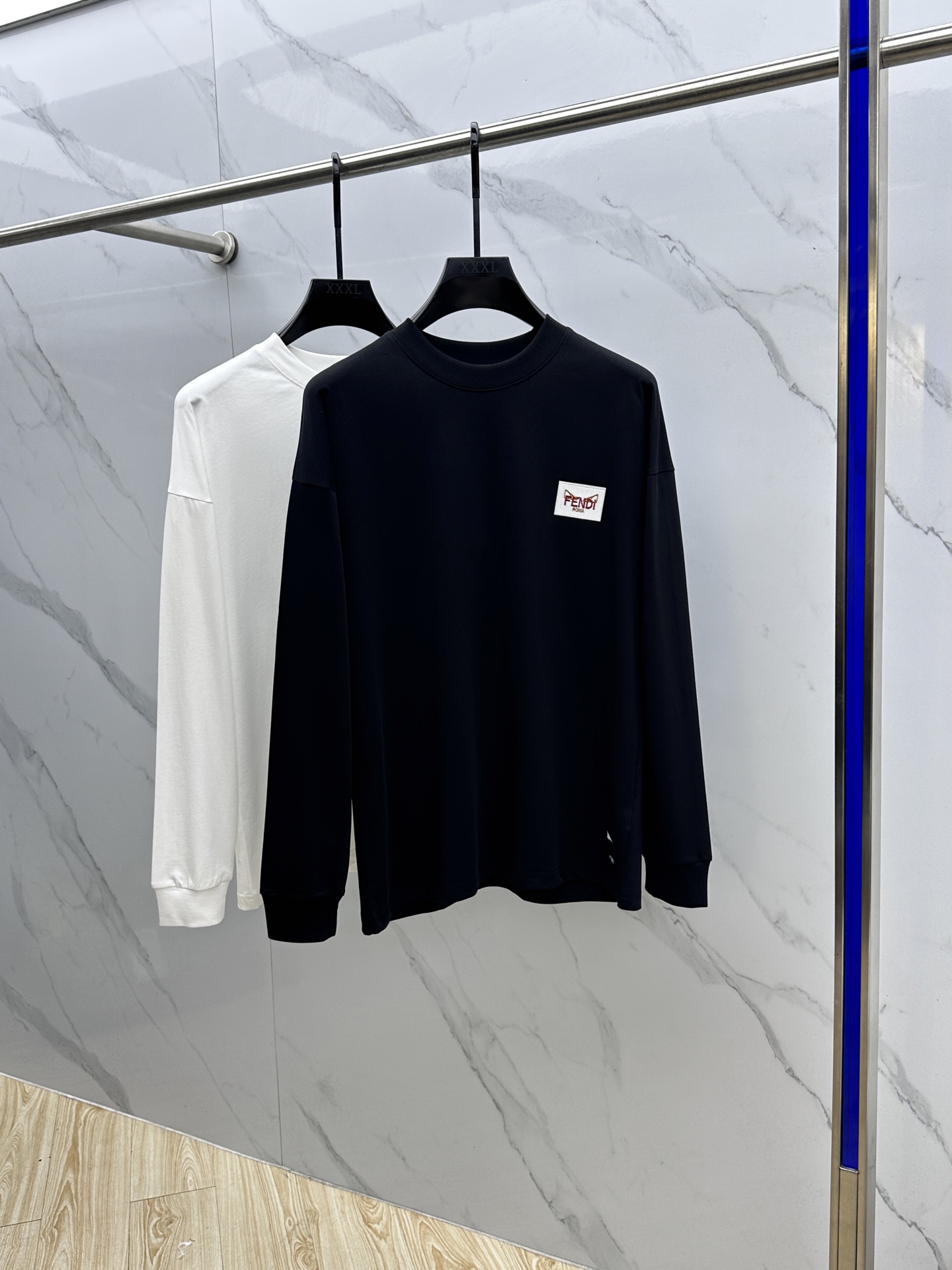 NO:573377,Fendi Fendi 2025SS early autumn new FF long-sleeved bottoming loose T-shirt with round neck, long-sleeved T-shirt with logo on the chest, basic model recommended!  The versatile God of War.  Select high-quality pure cotton fabrics, which are extremely comfortable and breathable.  Unforgettable!  Comfortable and soft ~ a must-have item to wear alone or paired with!  All three standards are complete. High-quality goods. Close your eyes. Sizes M-3XL, fendi, fendi, fendi, tees, t-shirt, alexander wang19860909Fendi芬迪 2025SS早秋新款FF家长袖打底宽松T恤圆领,胸前logo标识长袖T恤,基础款推荐！百搭战神．甄选优质纯棉面料,质感极好舒适又透气．让人过目难忘！舒适柔软～单穿搭配必备单品！三标齐全hei 高品质大货闭眼入 尺码M-3XL,,fendi,fendi,fendi,tees，t-shirt,alexander wang,Men's clothing